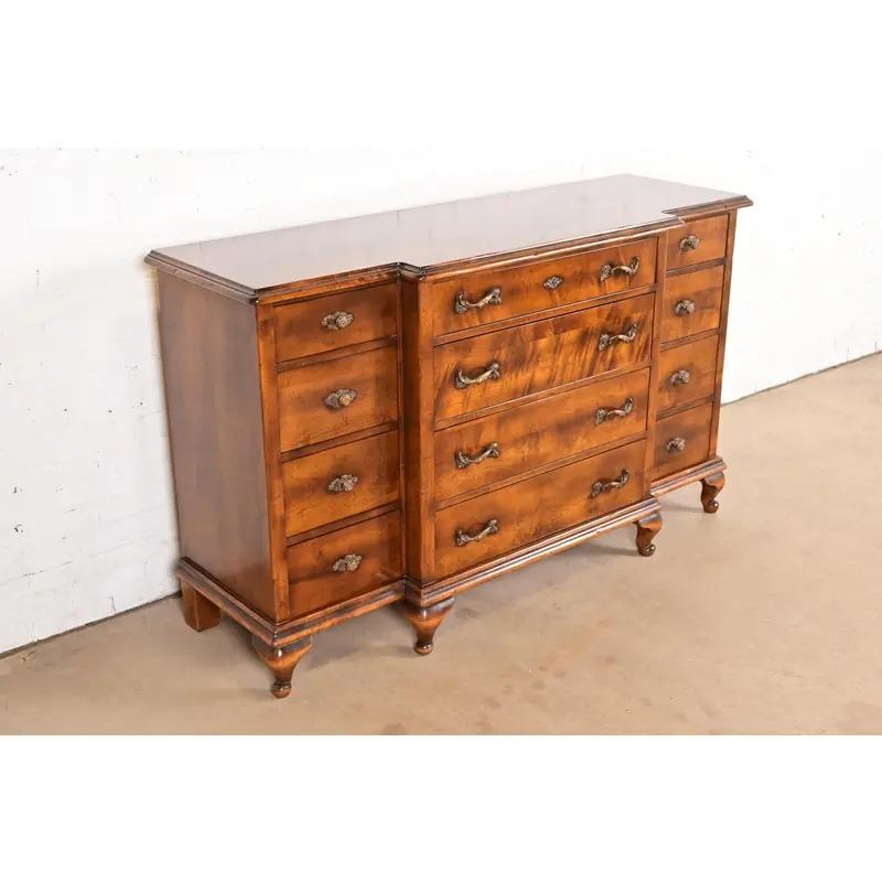 20ième siècle Commode à douze tiroirs en érable sculpté de style Louis XV par Guido Zichele en vente