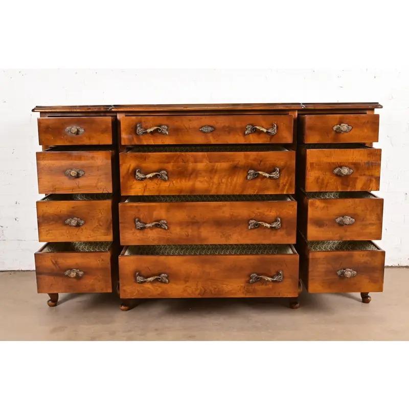 Laiton Commode à douze tiroirs en érable sculpté de style Louis XV par Guido Zichele en vente