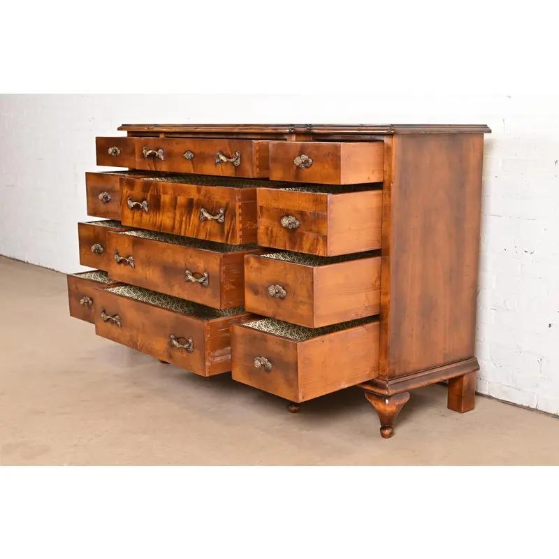 Commode à douze tiroirs en érable sculpté de style Louis XV par Guido Zichele en vente 1