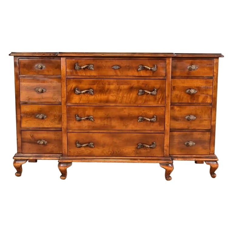 Commode à douze tiroirs en érable sculpté de style Louis XV par Guido Zichele