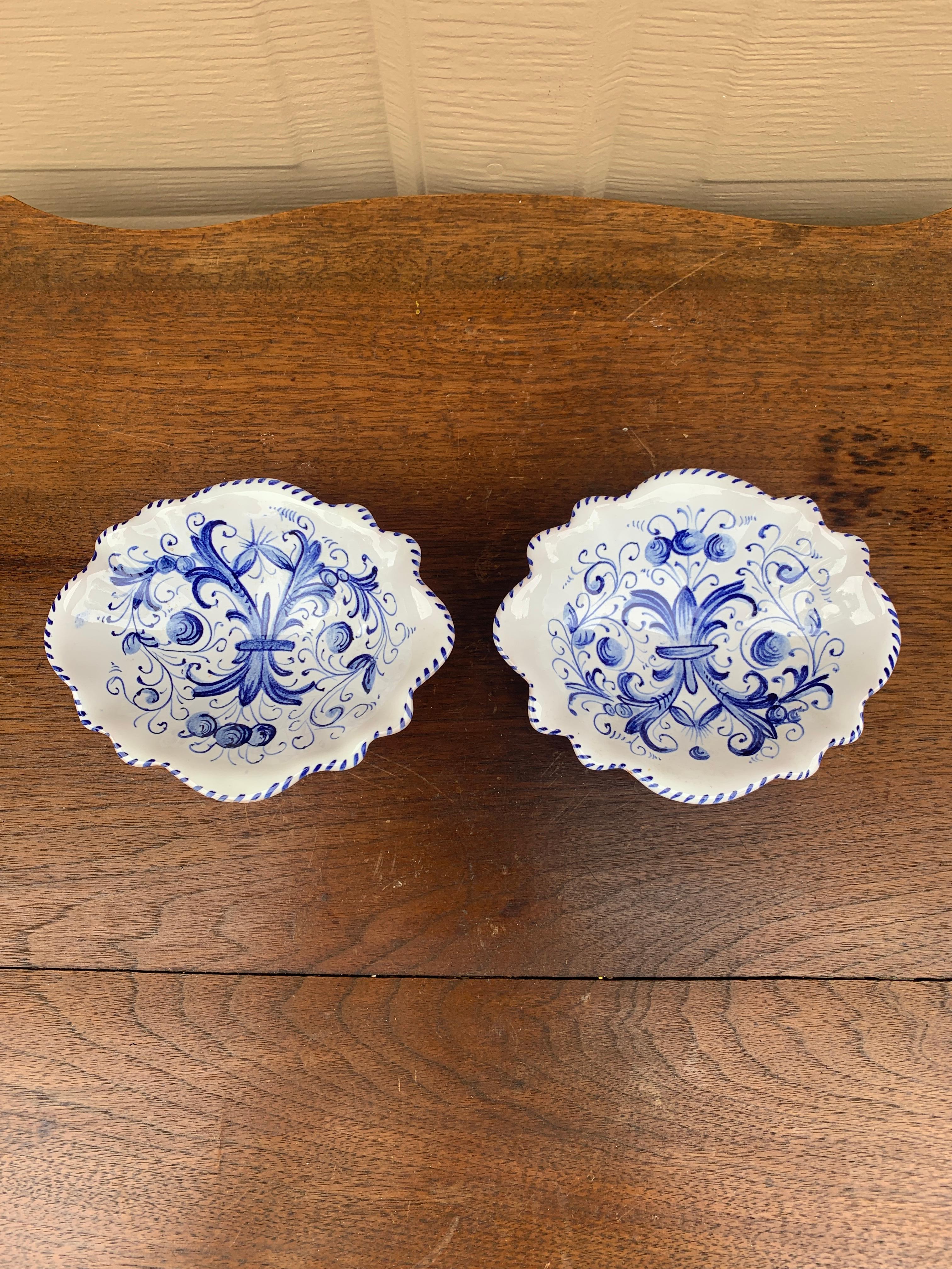 Platos de Fayenza Festoneados en Azul y Blanco de la Provincia Italiana Maioliche Deruta 4