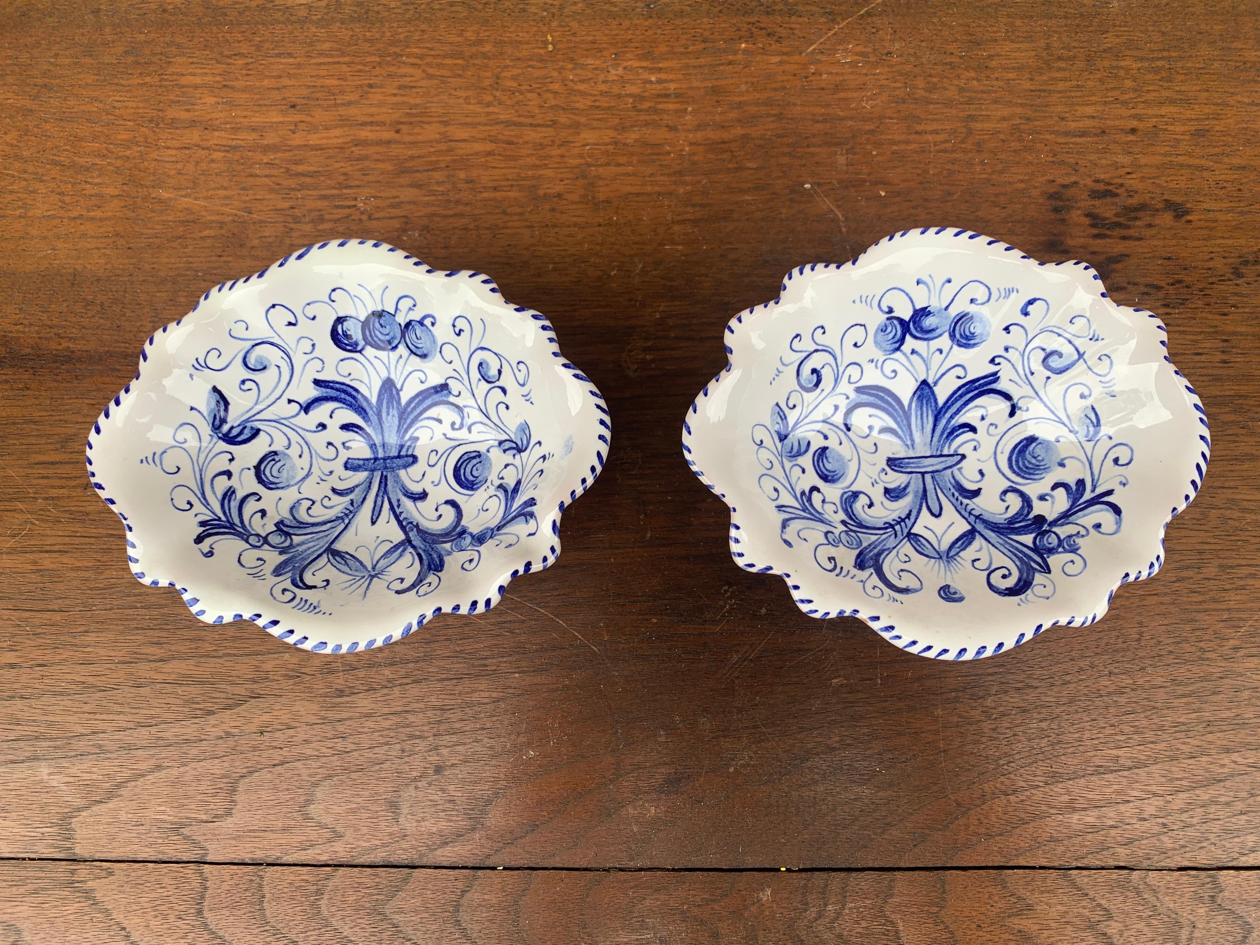 Preciosa pareja de platos para nueces o jaboneras de loza pintados a mano en azul y blanco, de estilo provincial francés, con diseños florales.

Por Maioliche para Deruta

Italia, finales del siglo XX

Medidas: 5,25