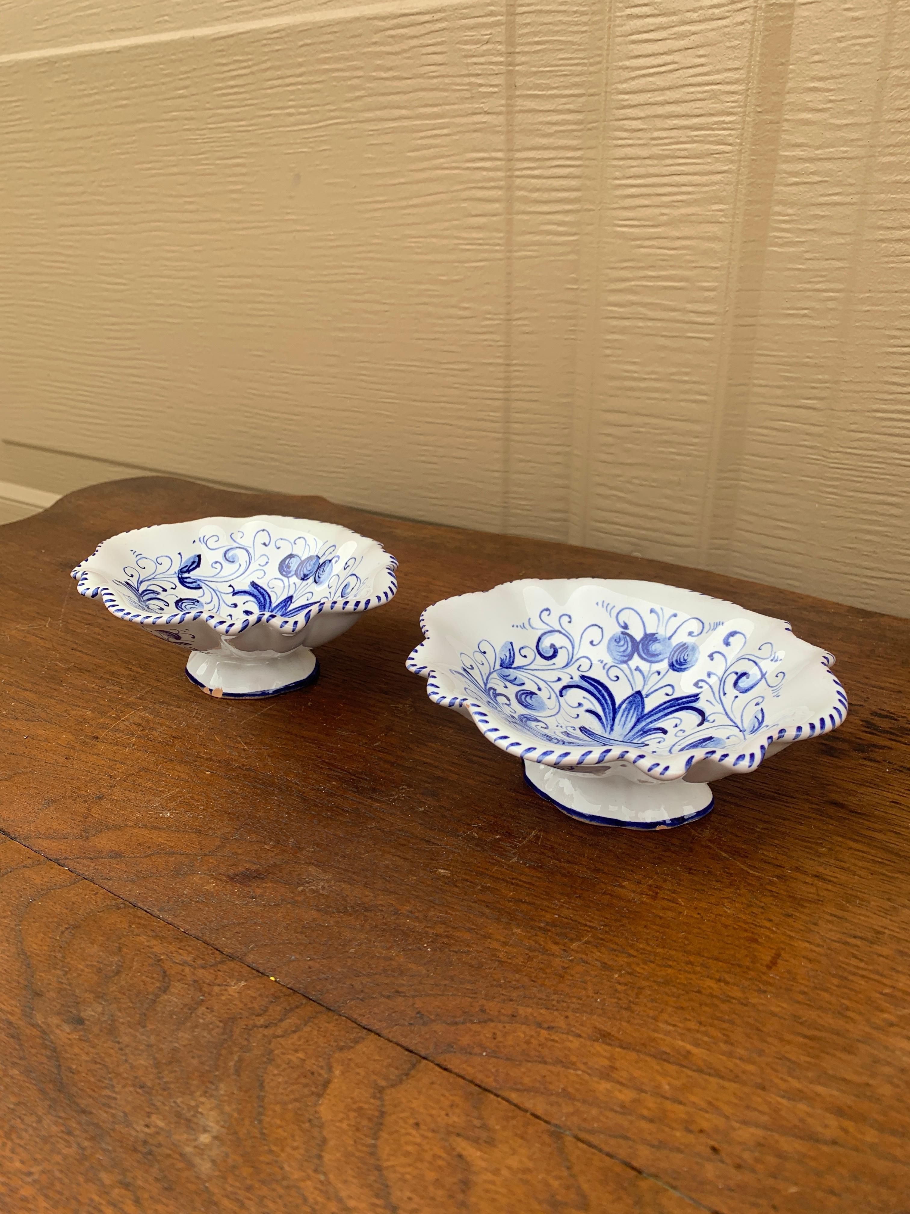 Platos de Fayenza Festoneados en Azul y Blanco de la Provincia Italiana Maioliche Deruta Provincial francés