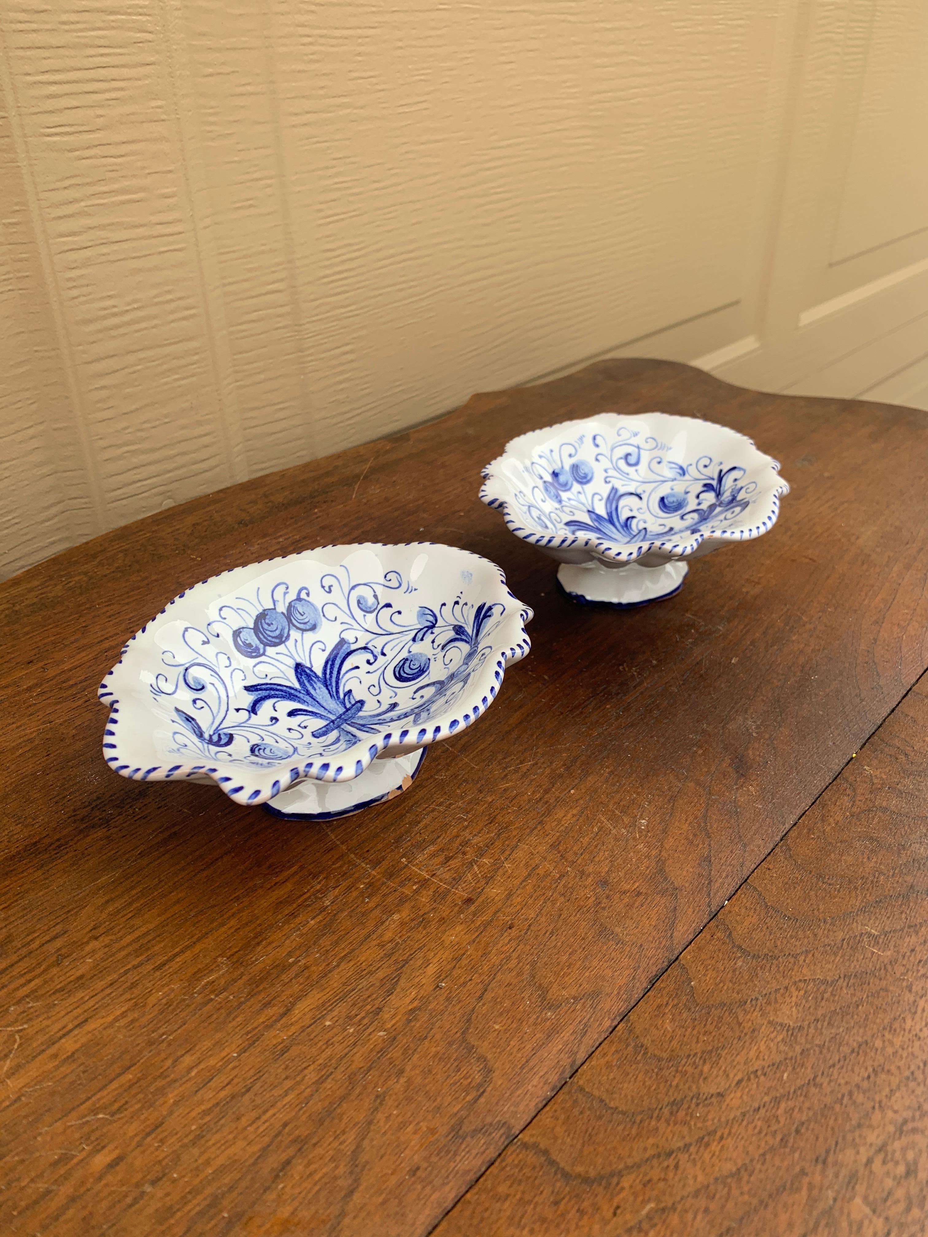 Platos de Fayenza Festoneados en Azul y Blanco de la Provincia Italiana Maioliche Deruta Italiano