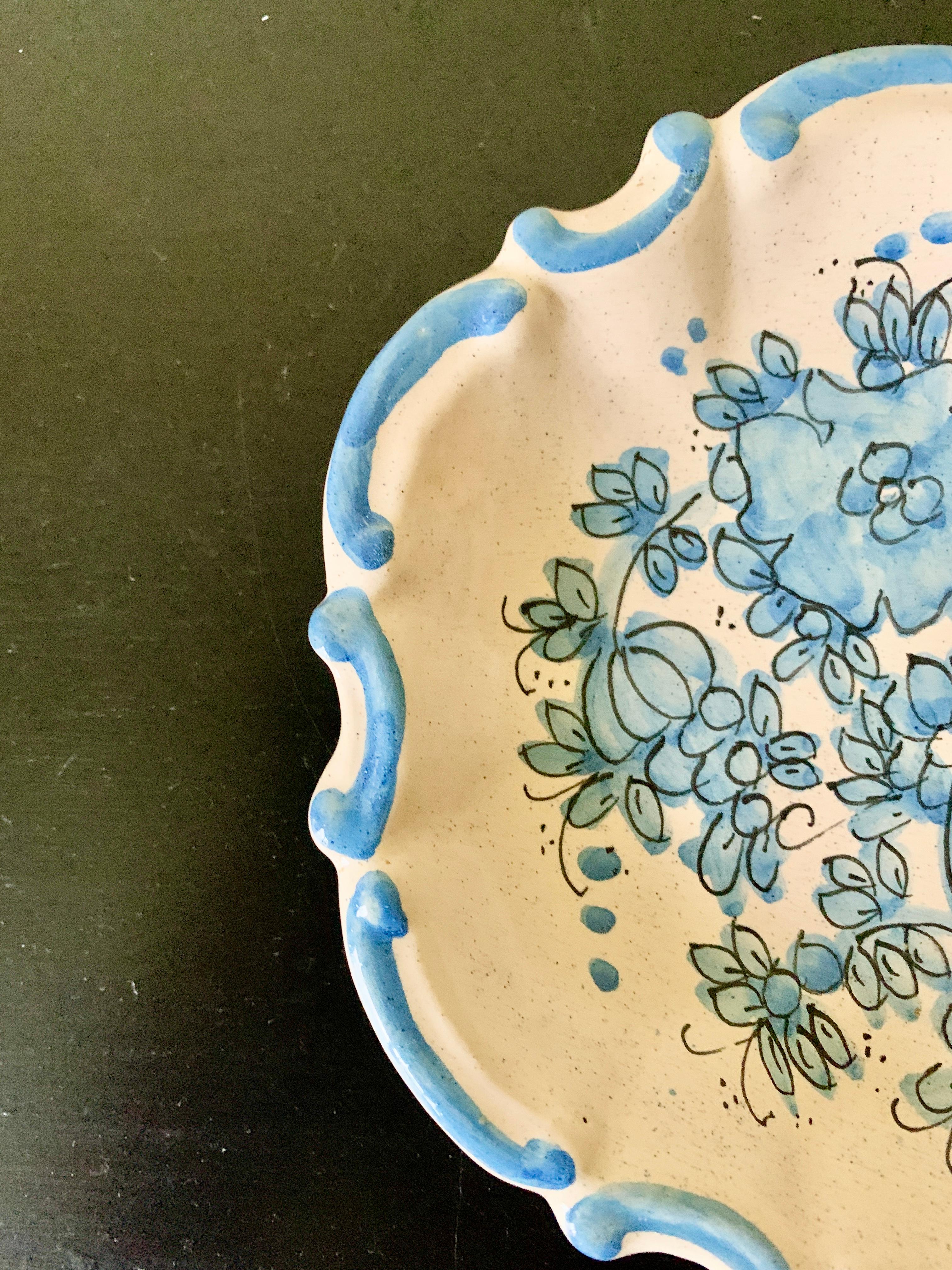 Italian Provincial Marcucci Deruta Blue and White Scalloped Faience Wall Plate In Good Condition For Sale In Elkhart, IN