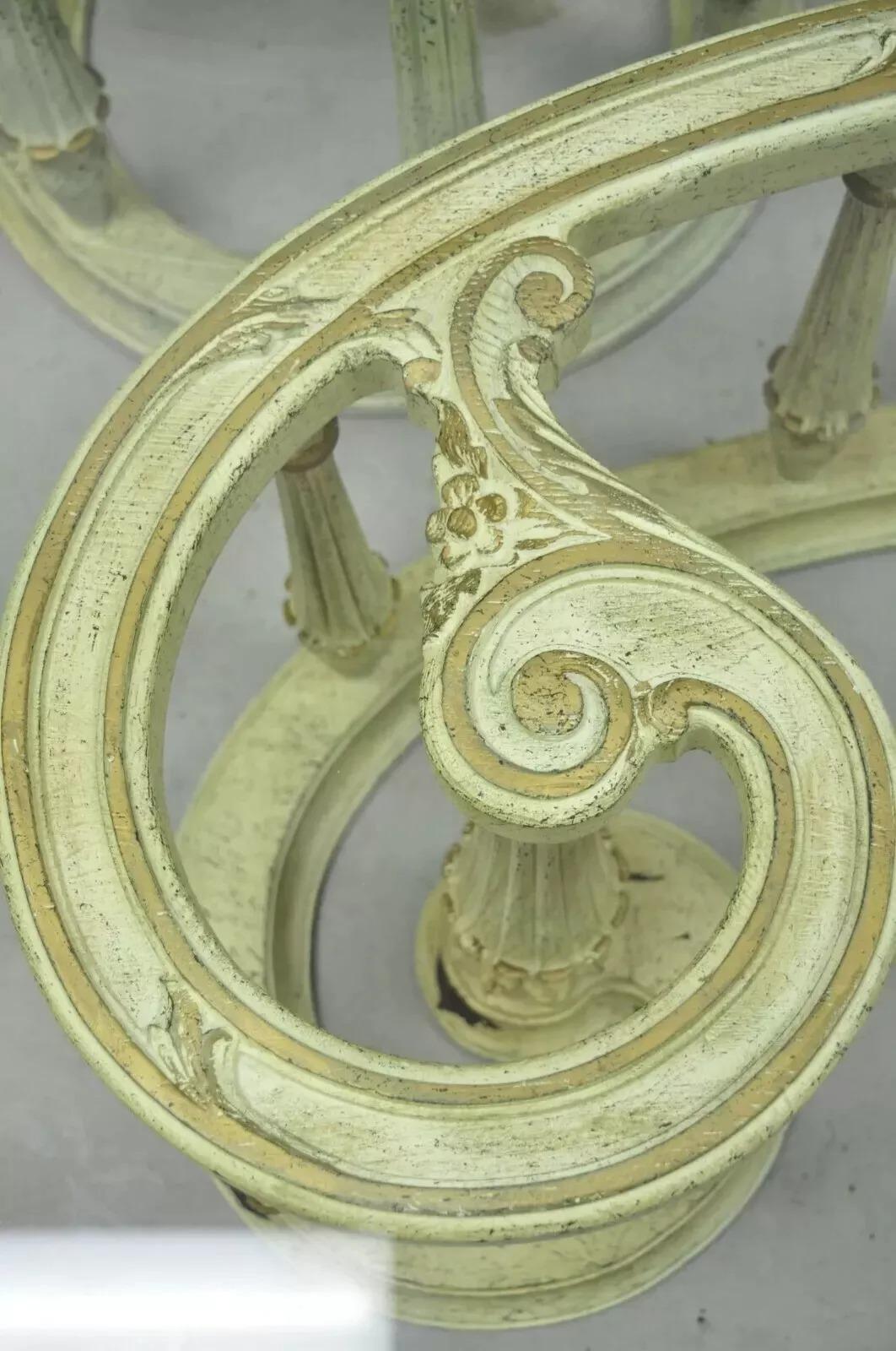 Ensemble de tables basses provinciales italiennes en bois avec plateau en verre escargot et volutes - 3 pièces en vente 4