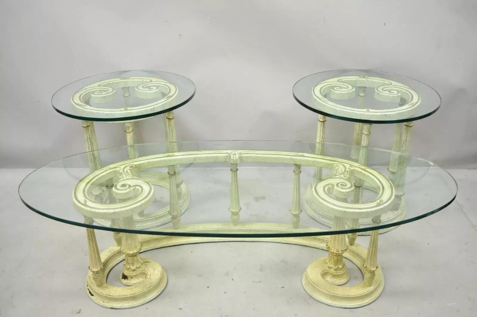 Ensemble de tables basses provinciales italiennes en bois avec plateau en verre escargot et volutes - 3 pièces en vente 5