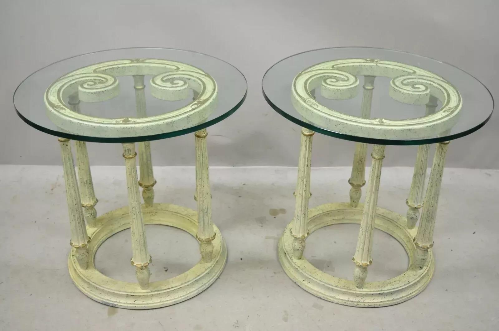 Autre Ensemble de tables basses provinciales italiennes en bois avec plateau en verre escargot et volutes - 3 pièces en vente