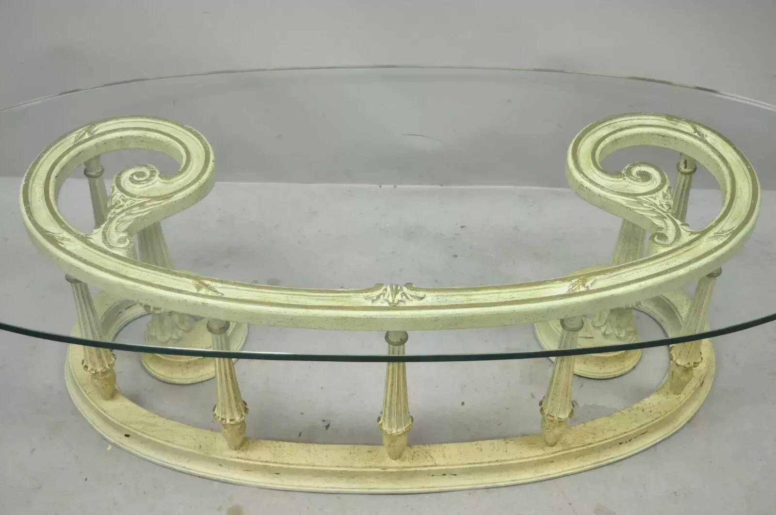 Inconnu Ensemble de tables basses provinciales italiennes en bois avec plateau en verre escargot et volutes - 3 pièces en vente