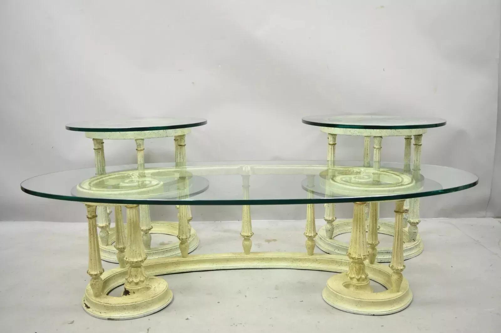 Ensemble de tables basses provinciales italiennes en bois avec plateau en verre escargot et volutes - 3 pièces Bon état - En vente à Philadelphia, PA