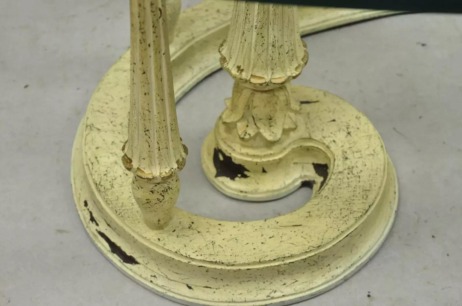 20ième siècle Ensemble de tables basses provinciales italiennes en bois avec plateau en verre escargot et volutes - 3 pièces en vente