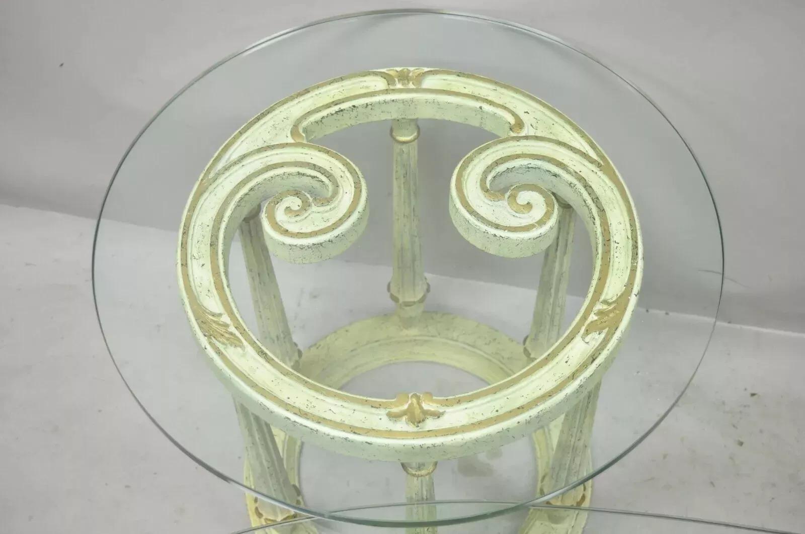 Verre Ensemble de tables basses provinciales italiennes en bois avec plateau en verre escargot et volutes - 3 pièces en vente