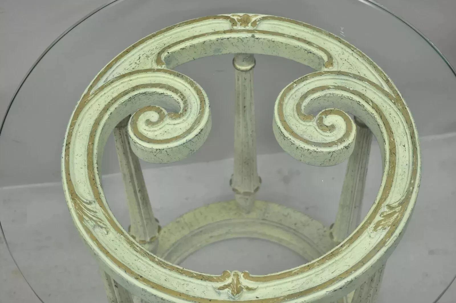 Ensemble de tables basses provinciales italiennes en bois avec plateau en verre escargot et volutes - 3 pièces en vente 1