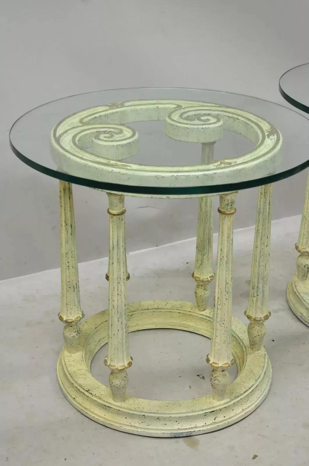 Ensemble de tables basses provinciales italiennes en bois avec plateau en verre escargot et volutes - 3 pièces en vente 2