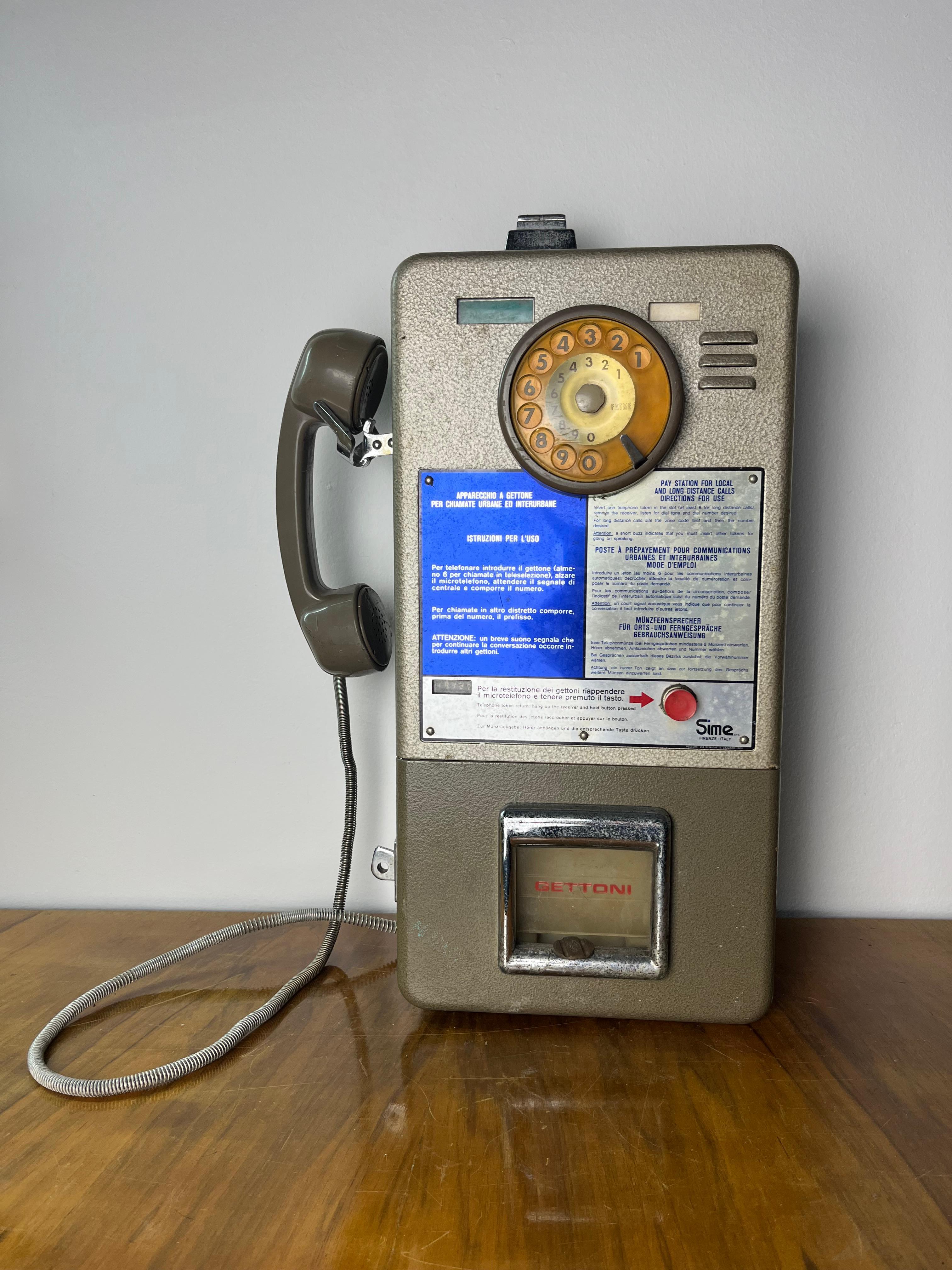 Telefono pubblico italiano a gettoni modello Sip 