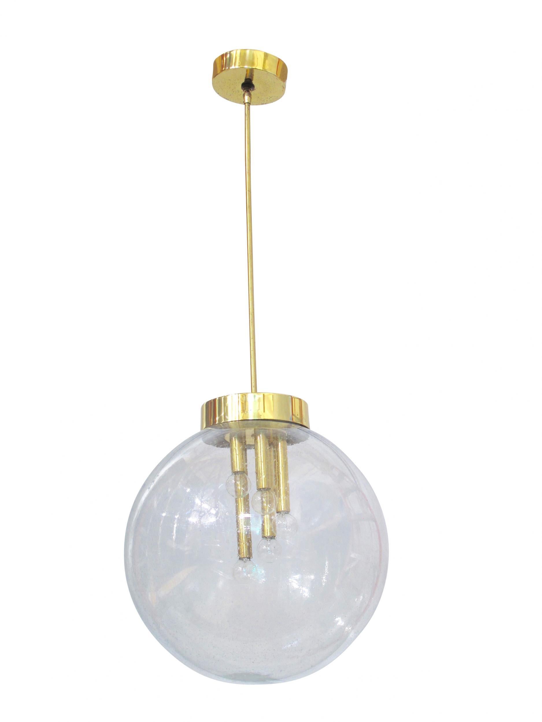 Italienische Glas-Hängeleuchten aus der Mitte des Jahrhunderts aus mundgeblasenem Pulegoso-Glas mit fünf Lichtern pro Stück, aufgehängt an einem Messingstiel und Baldachin. 15