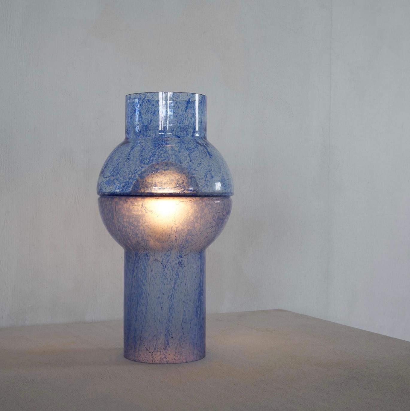 Merveilleuse lampe de table 'Pulegoso' en verre de Murano bleu, Italie, années 1970.

Très expérimentale dans sa forme et son design, cette joyeuse lampe de table sera le centre d'attention sur votre bureau ou votre crédence. L'ampoule elle-même est