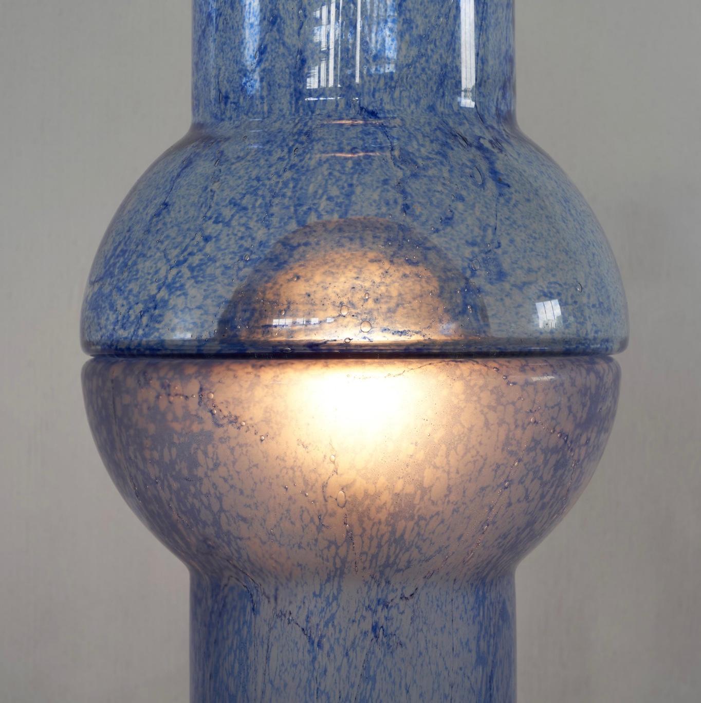Mid-Century Modern Lampe de table italienne 'Pulegoso' en verre bleu de Murano 1970 en vente