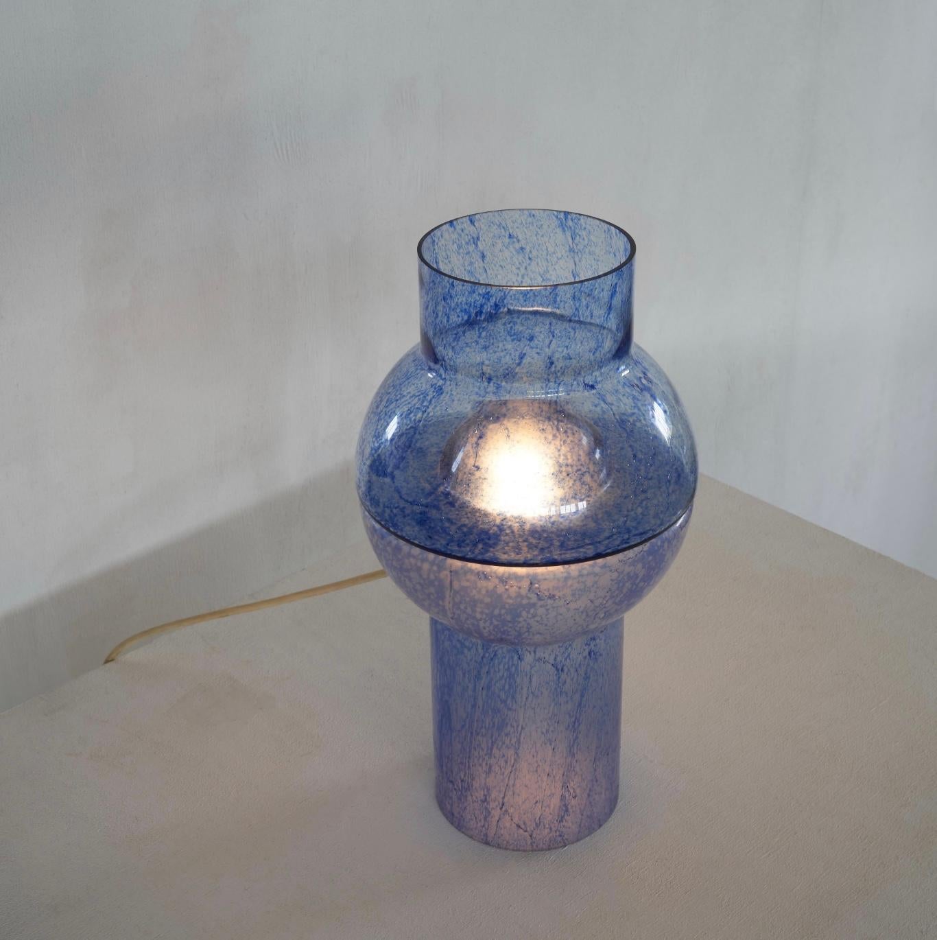 20ième siècle Lampe de table italienne 'Pulegoso' en verre bleu de Murano 1970 en vente