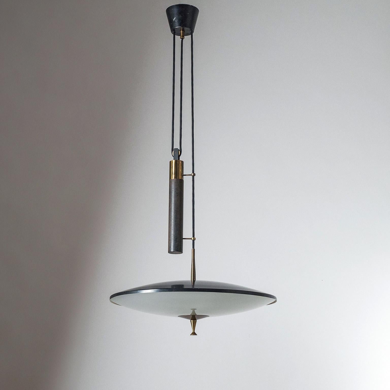 Rare Italian pulley pendant/chandelier, crica 1950. Saucer-shaped lacquered aluminum body with a satinated glass diffuser. Counter-weight in lacquered steel with brass mechanics. Three original brass E27 sockets with new wiring. 
Measures: Body