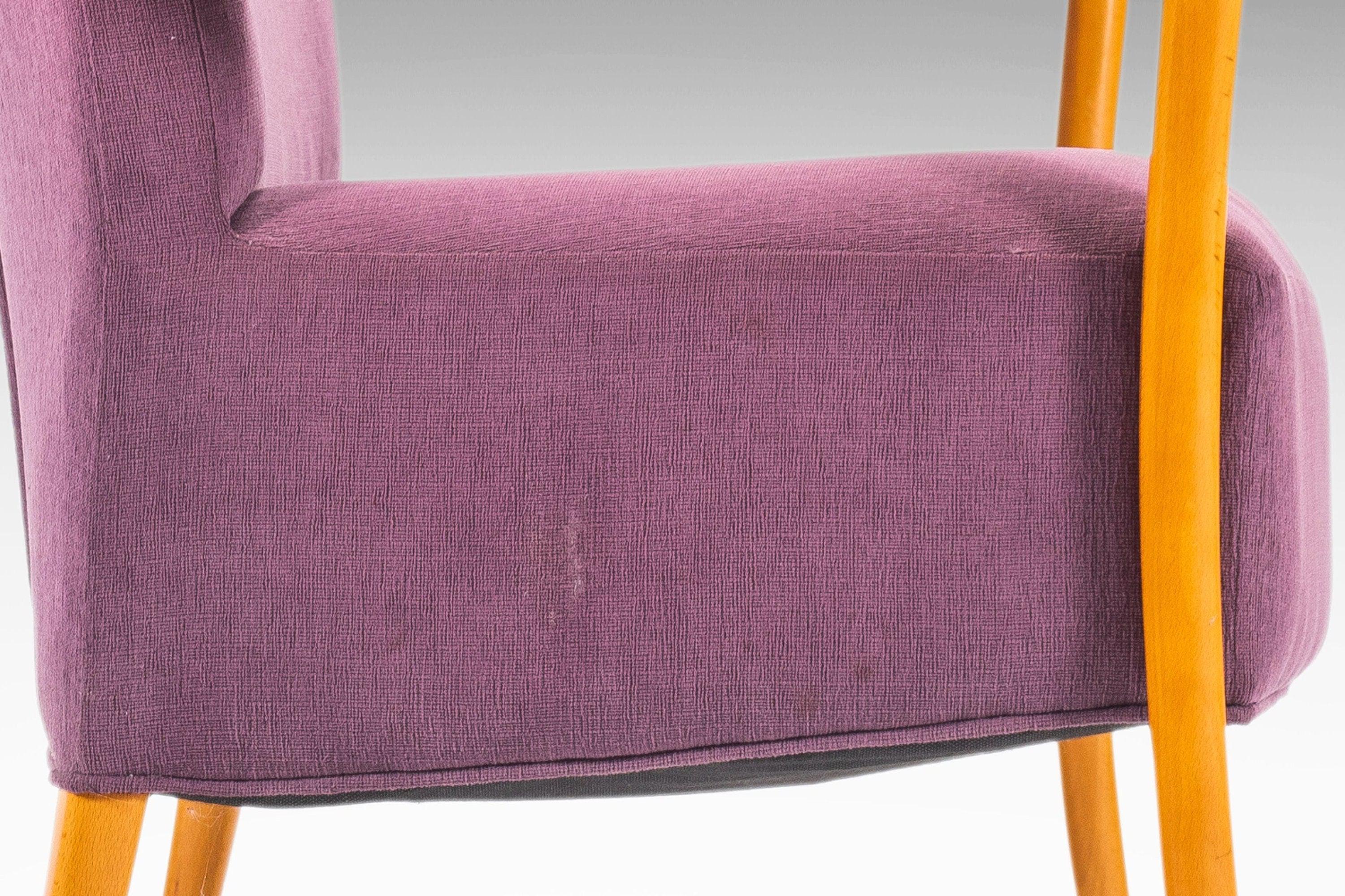 Canapé à assise violet contemporain italien d'après Guglielmo Ulrich avec cadre en chêne en vente 3