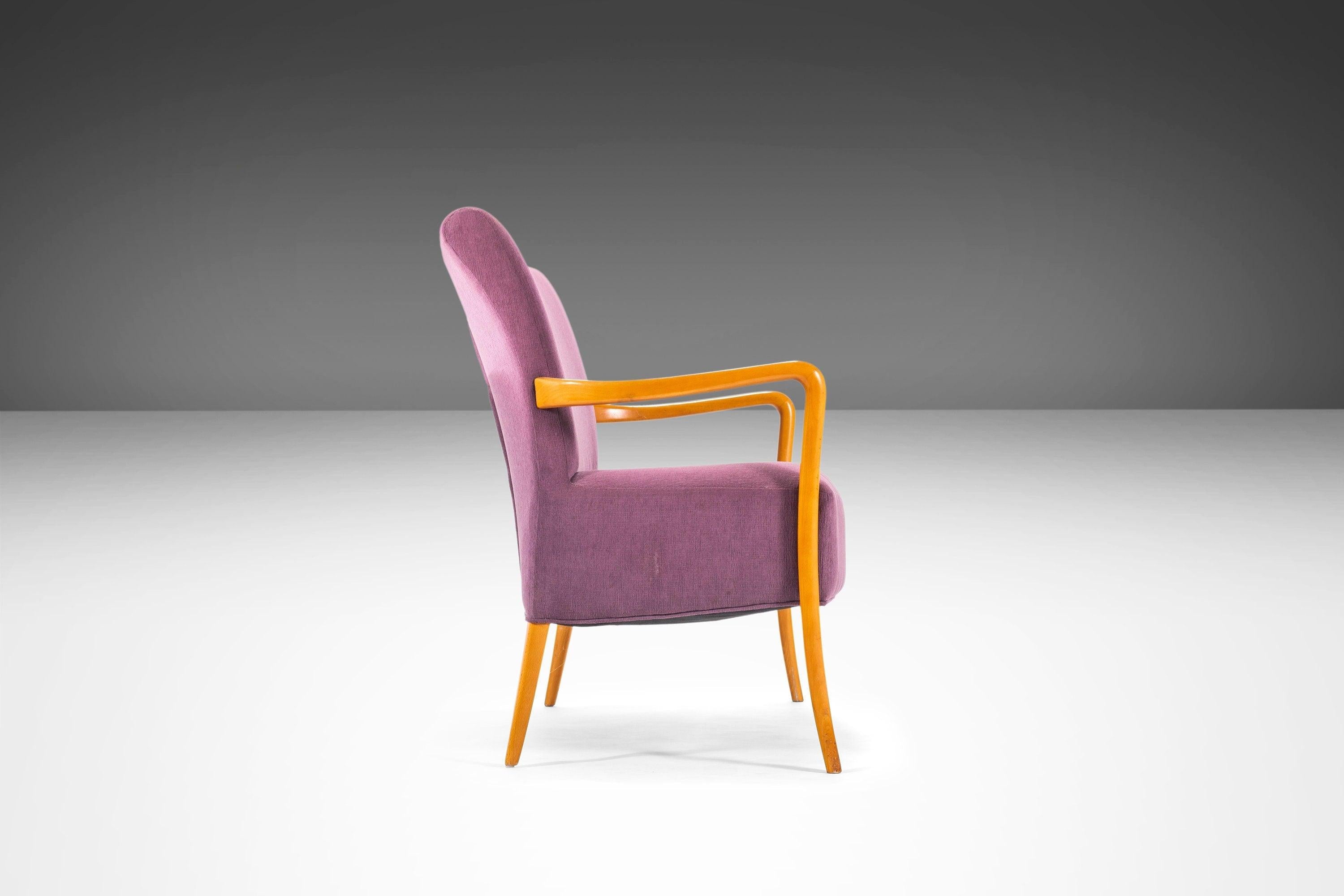 Style international Canapé à assise violet contemporain italien d'après Guglielmo Ulrich avec cadre en chêne en vente