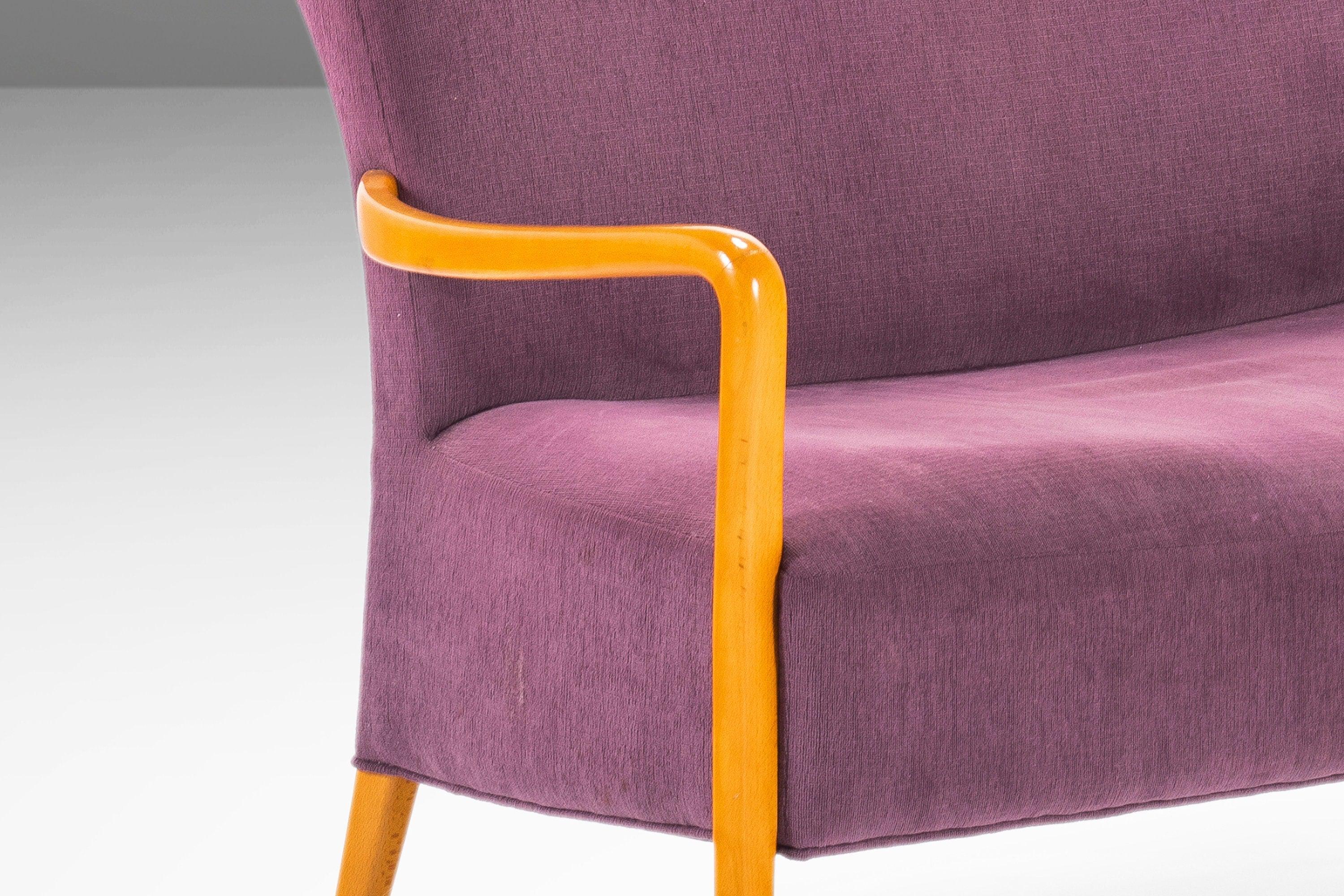 Canapé à assise violet contemporain italien d'après Guglielmo Ulrich avec cadre en chêne Bon état - En vente à Deland, FL