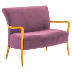 Canapé à assise violet contemporain italien d'après Guglielmo Ulrich avec cadre en chêne