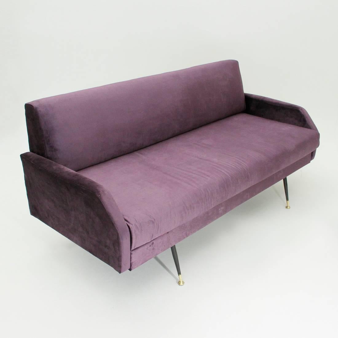 Sofa bed of Italian production 1960s.
Structure and cushion padded and lined with new purple velvet fabric.
Base in black painted metal.
Legs in black painted metal with brass feet.
The seat flows forward and becomes a bed.
Good general