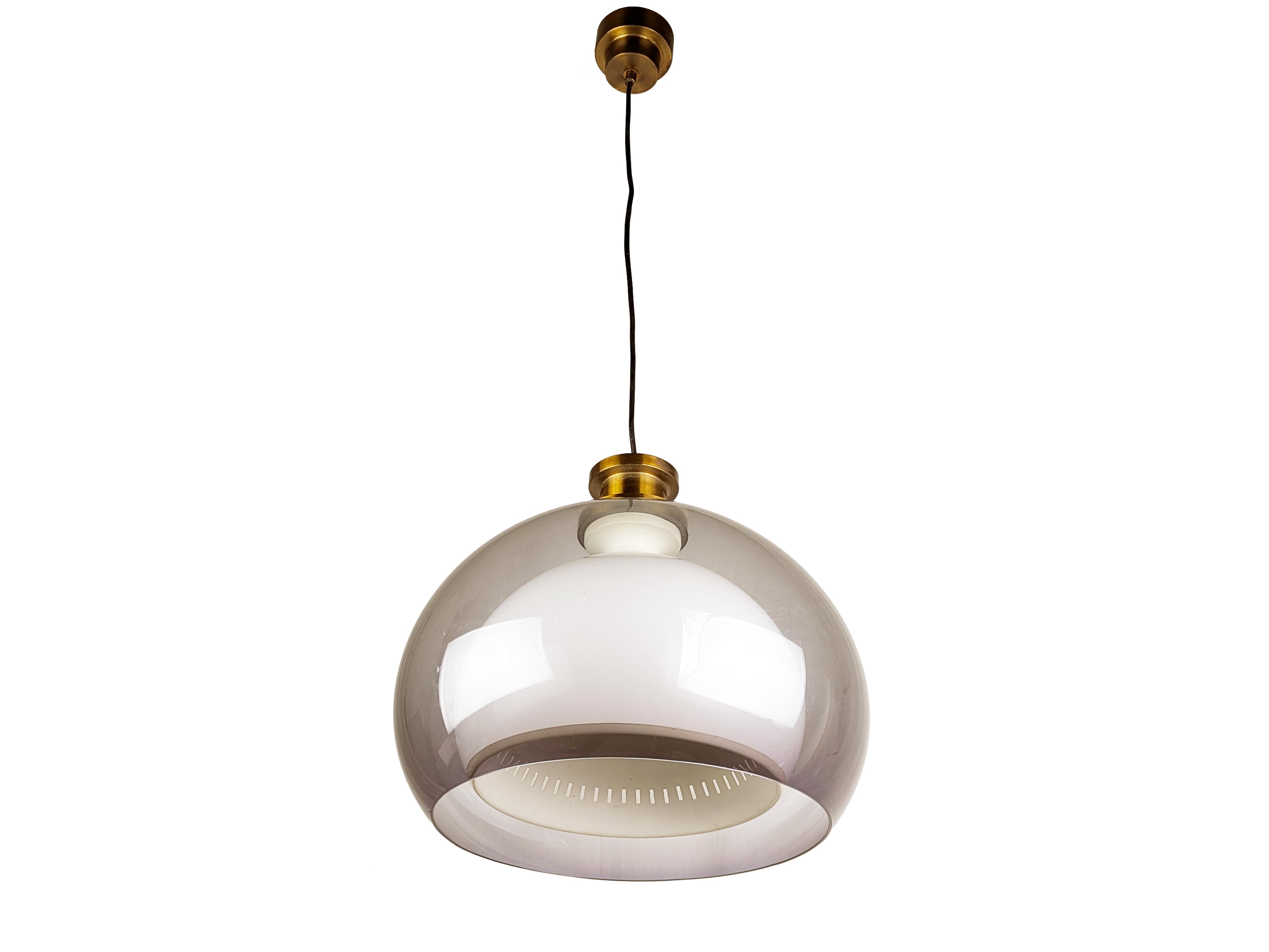 Pendant lamp with emispherical double shades in white and violet perspex and white painted aluminum. Metal parts in brushed brass.
Good vintage condition: few light scratches on the external shade and around the lamp socket.

Vintage electrical