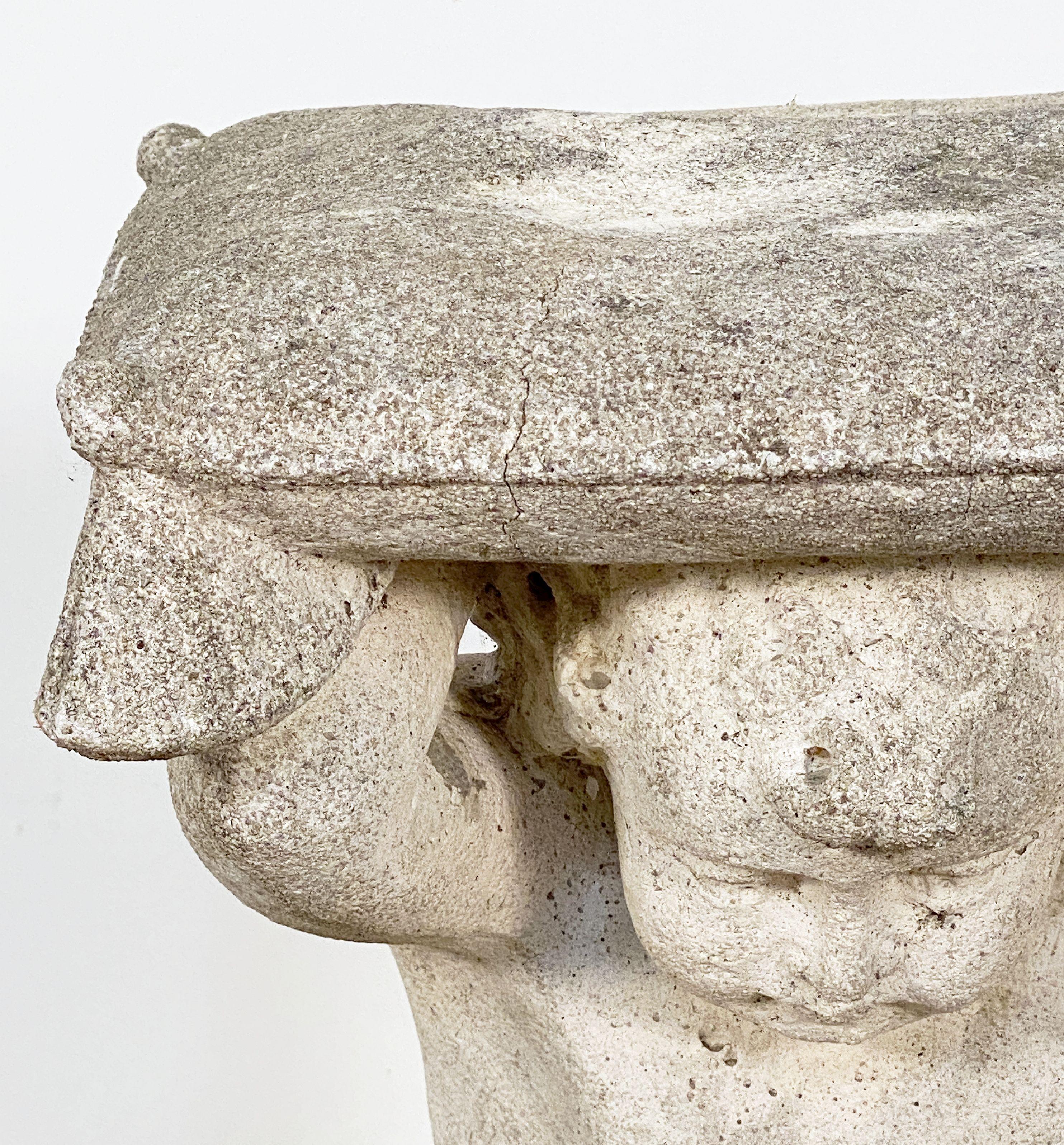 Ein feiner italienischer Gartensitz oder Grottenhocker aus Steinguss im Barockstil - mit der Skulptur eines Puttenfauns in kniender Position, der ein Kissen über seinen Kopf hält, um dem Sitzenden zu dienen.

Vier verfügbar - Einzelpreis - $1495 pro