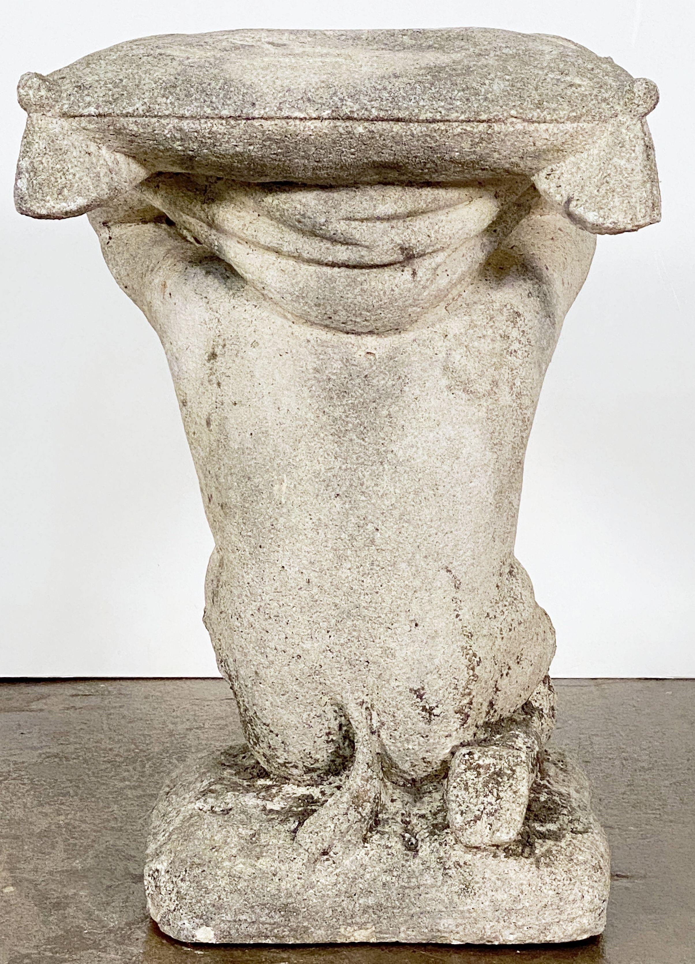 Taburetes de Jardín Italianos Putti o Querubines de Piedra de Composición - Cuatro Disponibles en venta 3