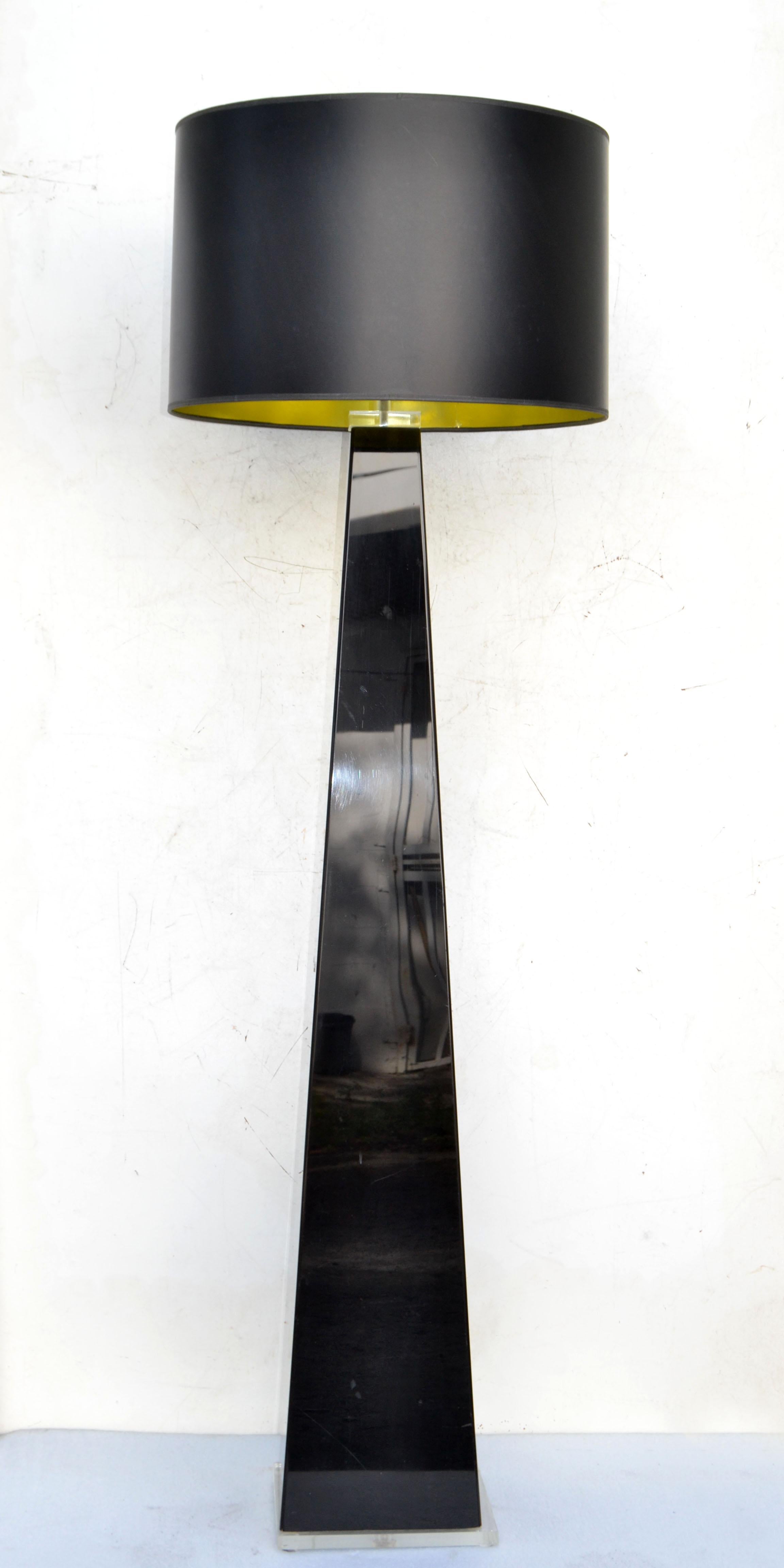 Italian Pyramid Shaped Black & Transparent Lucite Floor Lamp Mid-Century Modern In Good Condition For Sale In Miami, FL