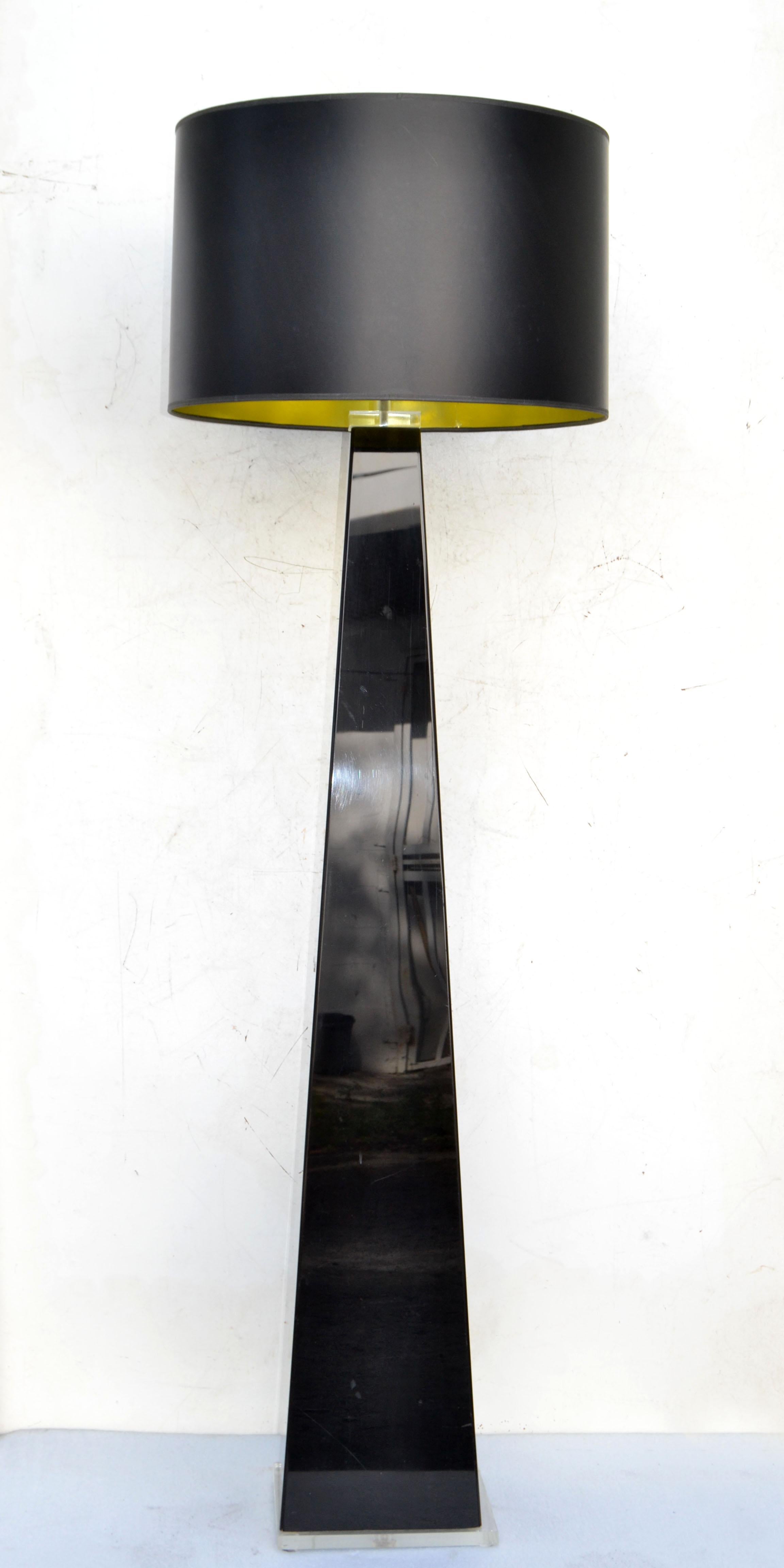 Mid-Century Modern Lampadaire italien en forme de pyramide en lucite noire et transparente, mi-siècle moderne en vente