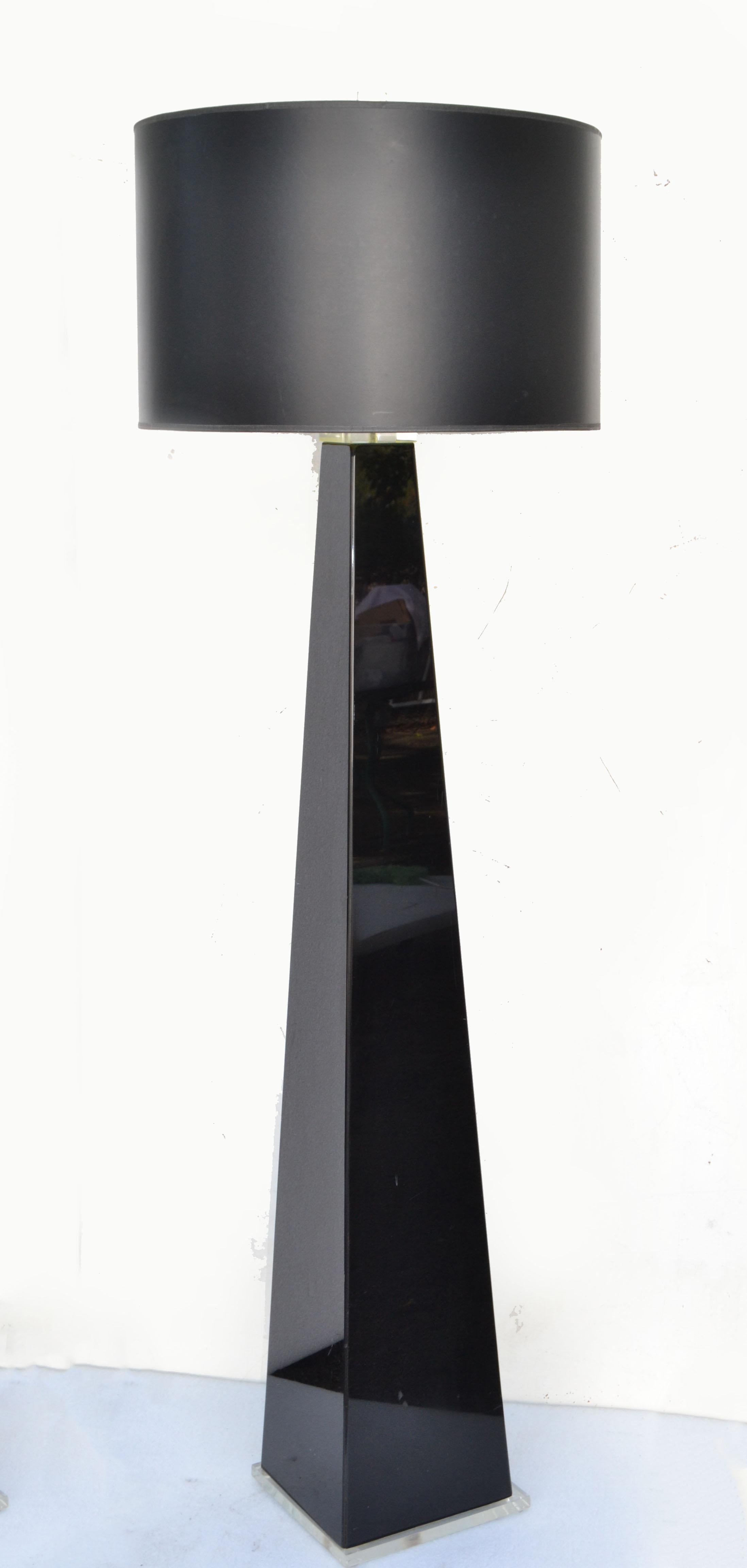 Italian Pyramid Shaped Black & Transparent Lucite Floor Lamp Mid-Century Modern For Sale 1