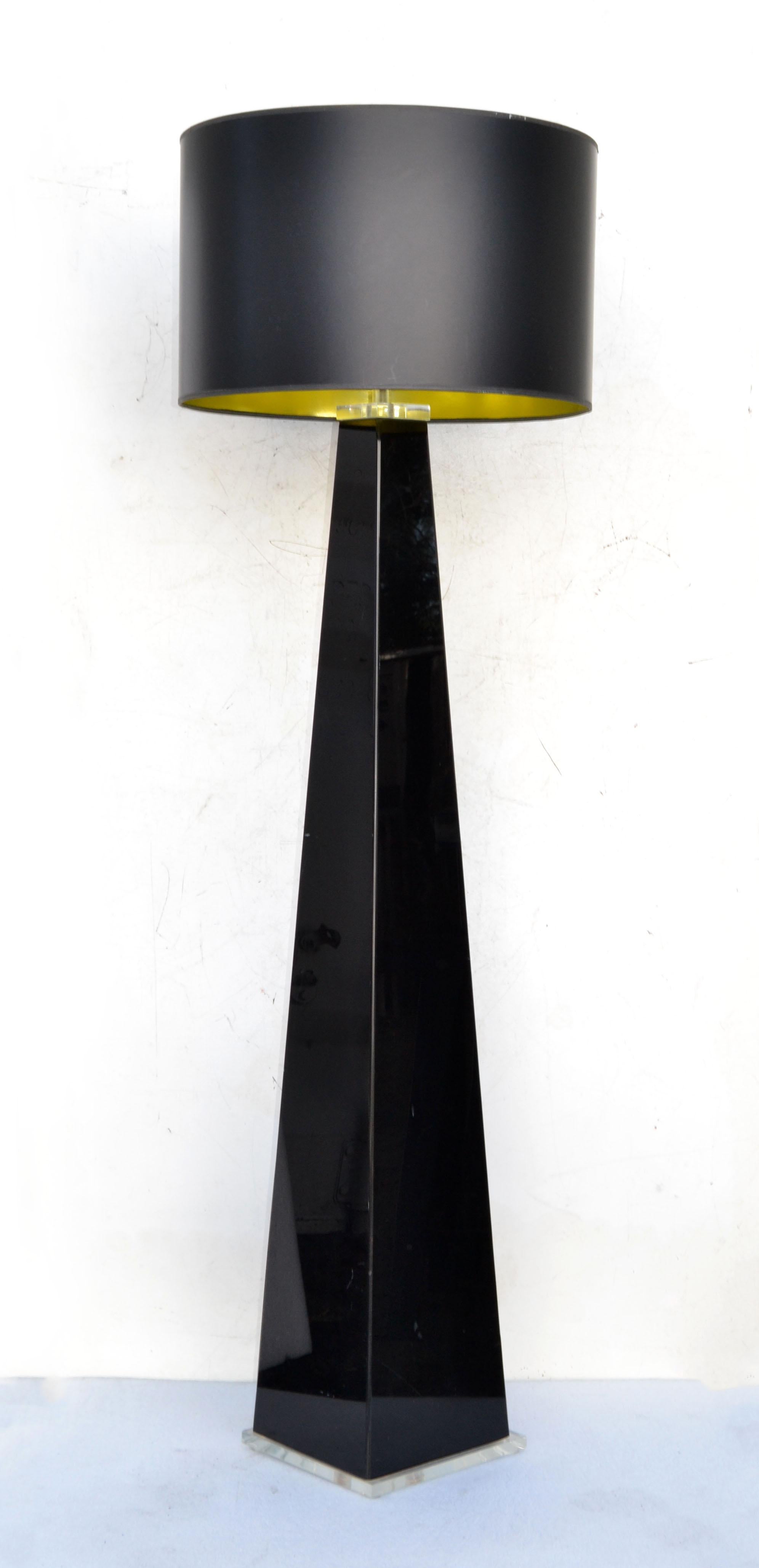 Lucite Lampadaire italien en forme de pyramide en lucite noire et transparente, mi-siècle moderne en vente