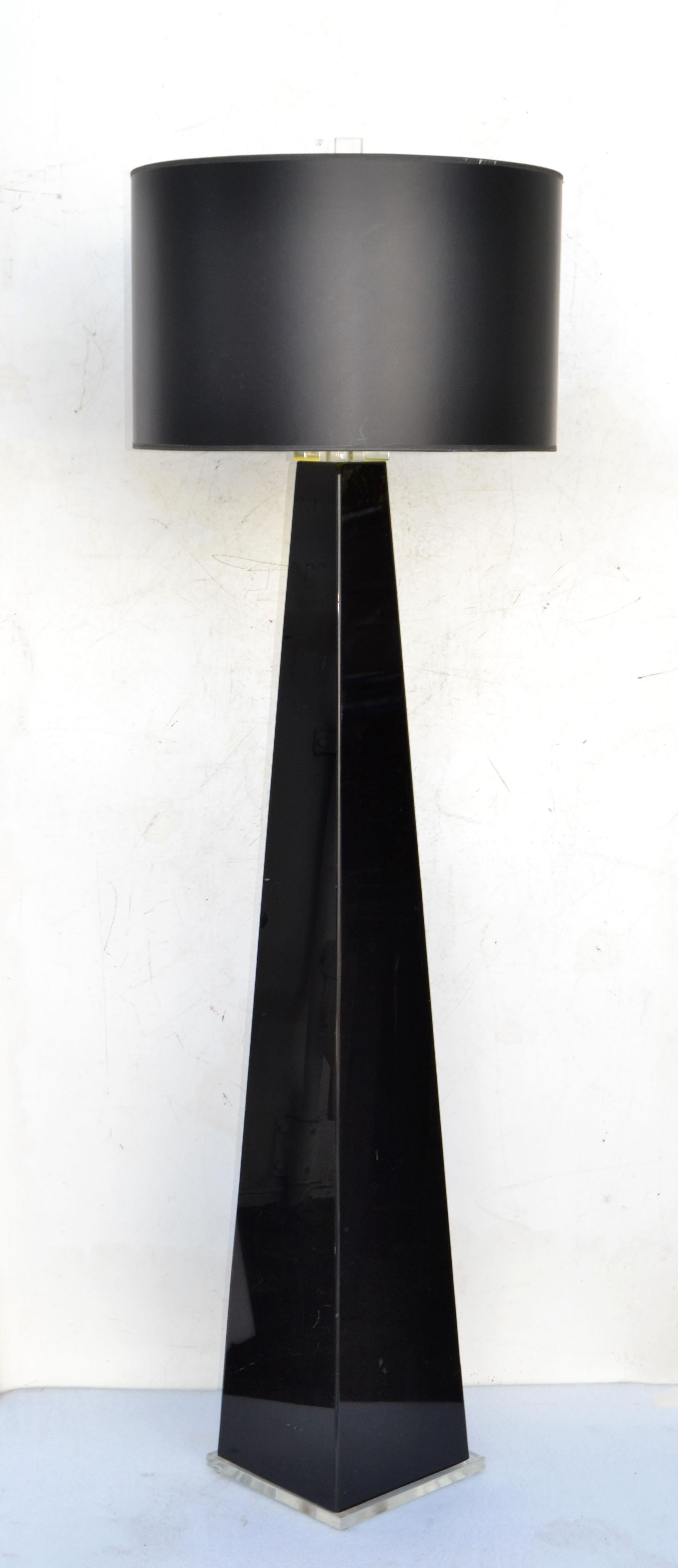 Italian Pyramid Shaped Black & Transparent Lucite Floor Lamp Mid-Century Modern For Sale 3