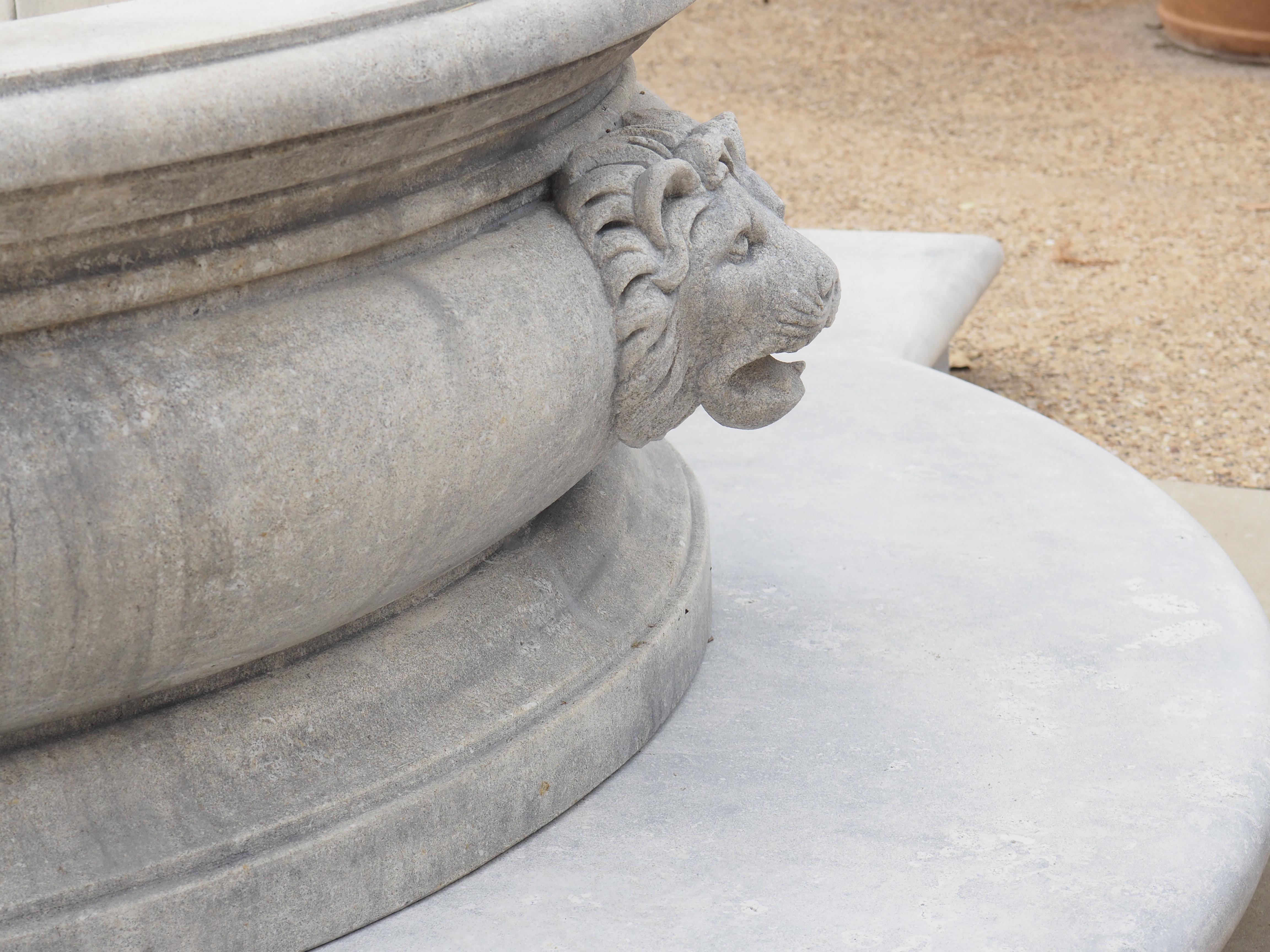Italienischer Quadrilobe-Brunnenbrunnenbecken mit Löwenmasken aus geschnitztem Kalkstein 6