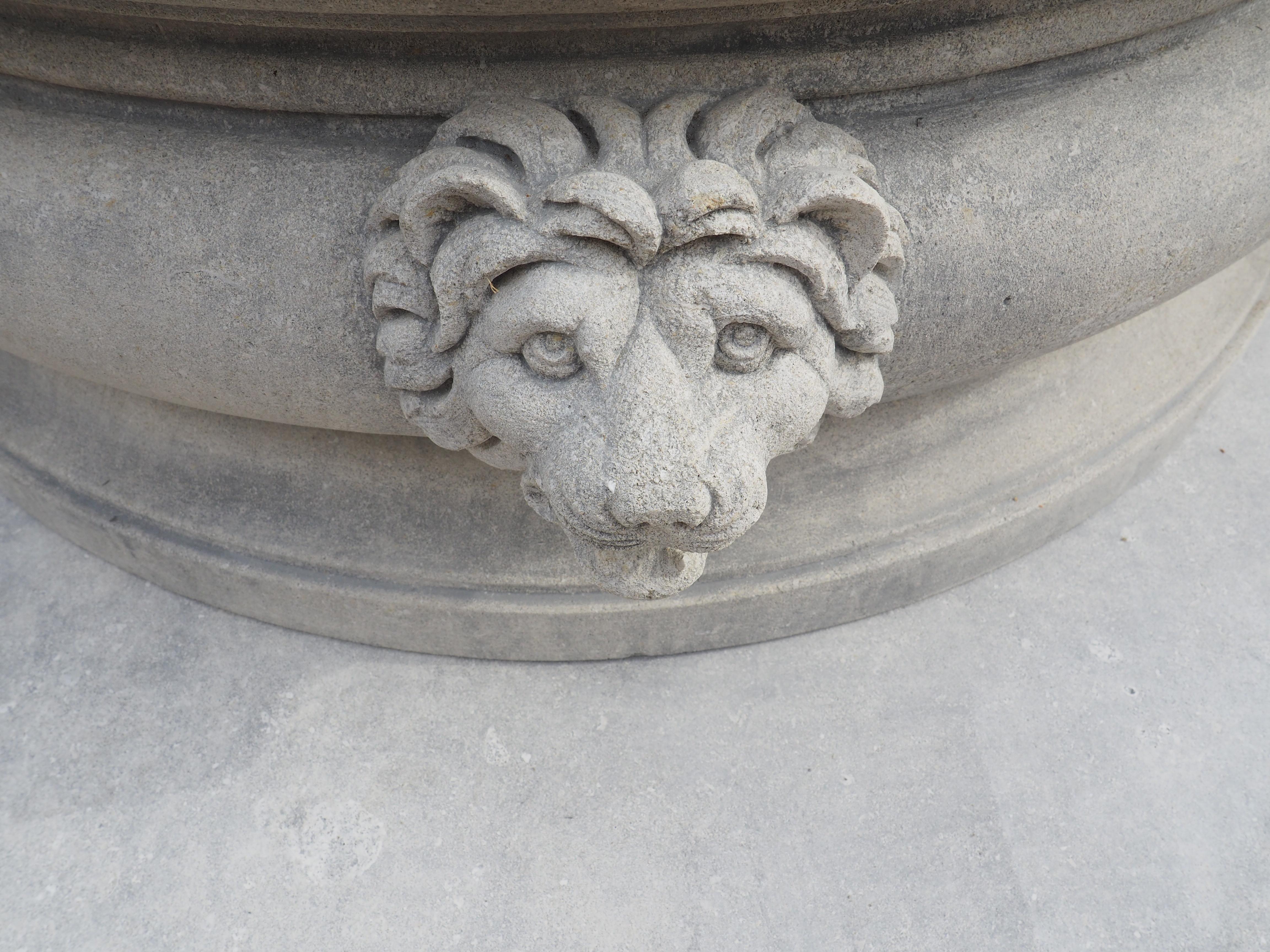 Italienischer Quadrilobe-Brunnenbrunnenbecken mit Löwenmasken aus geschnitztem Kalkstein 8
