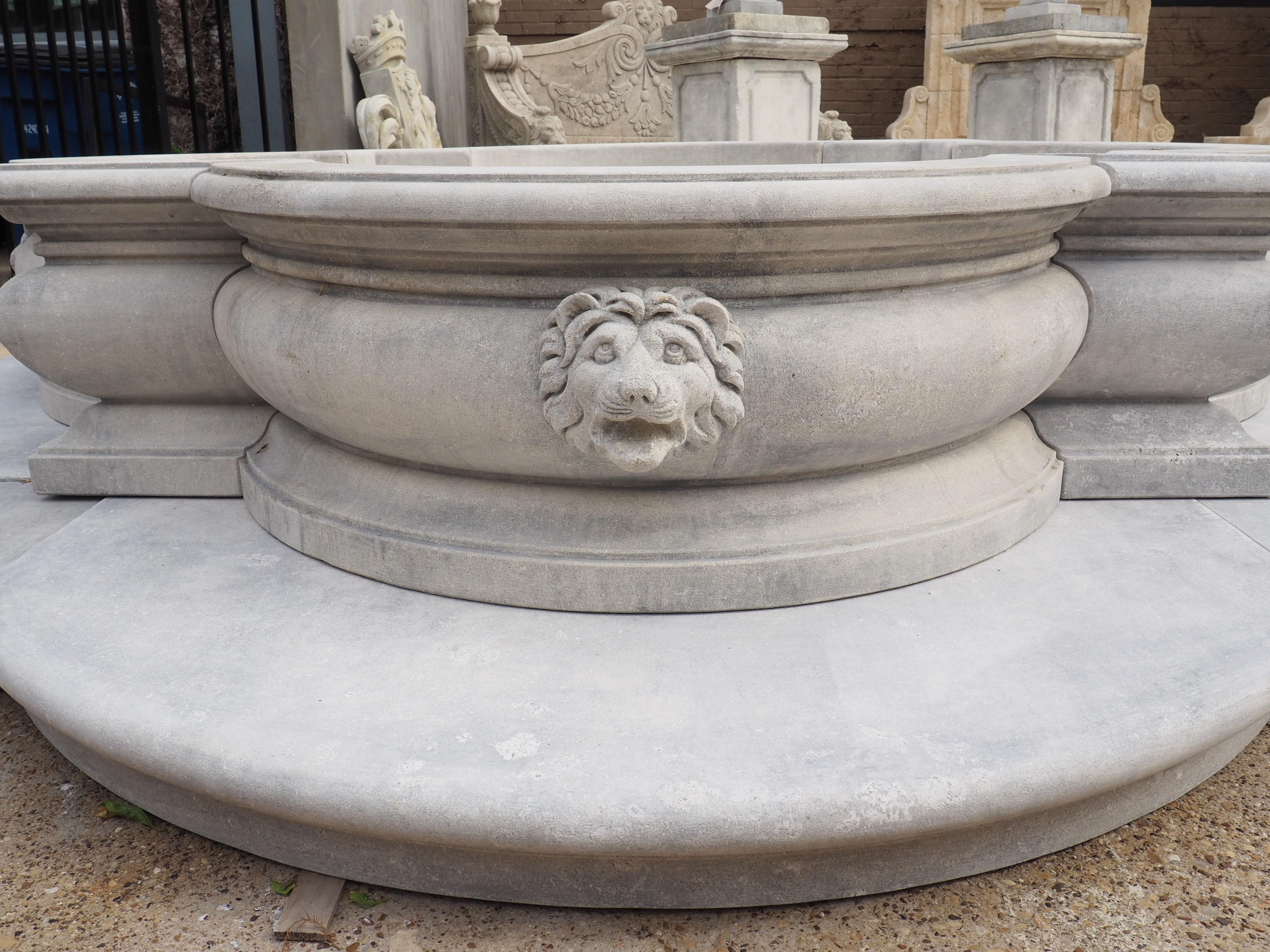 Italienischer Quadrilobe-Brunnenbrunnenbecken mit Löwenmasken aus geschnitztem Kalkstein 10