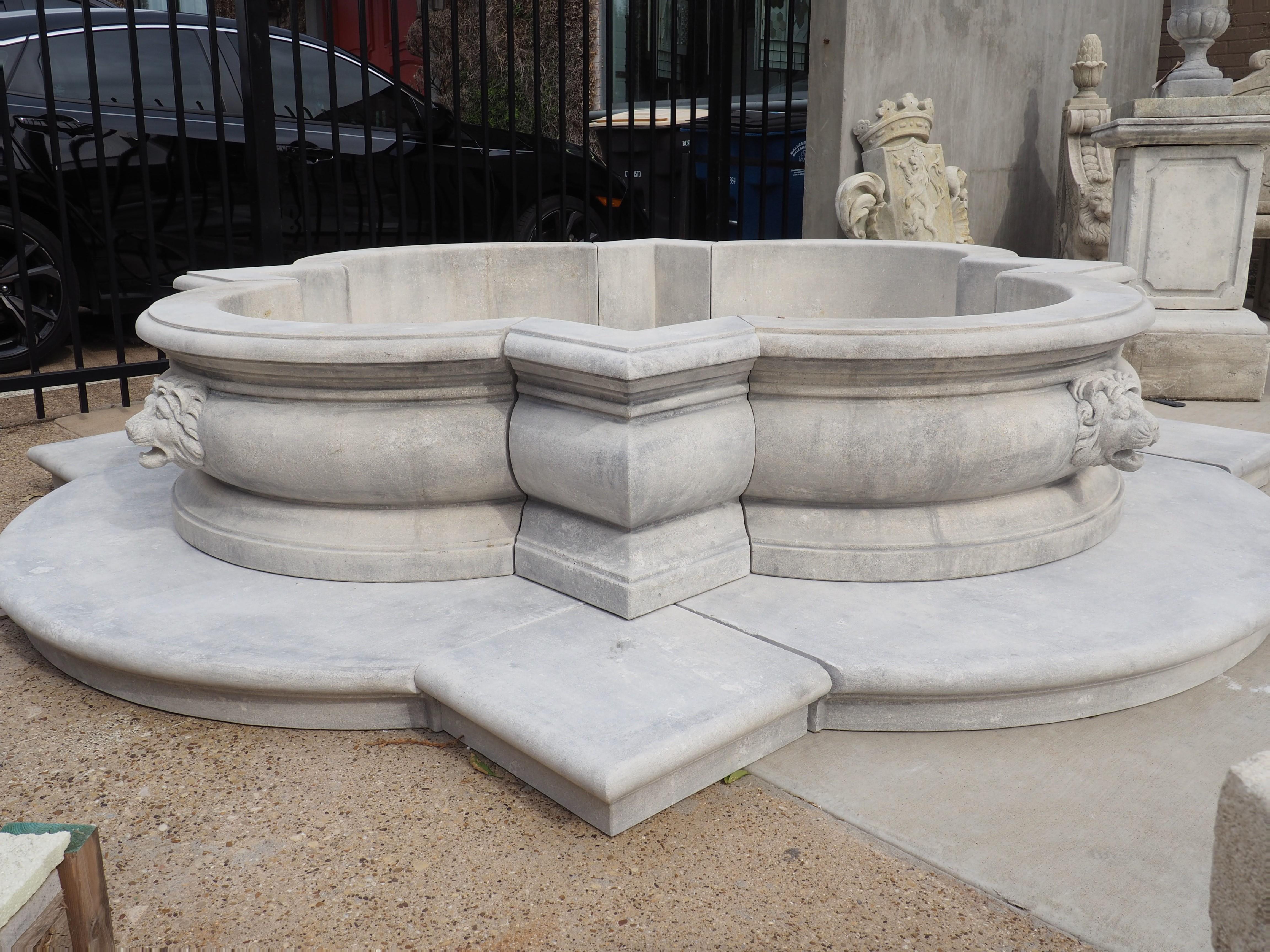 Italienischer Quadrilobe-Brunnenbrunnenbecken mit Löwenmasken aus geschnitztem Kalkstein 11