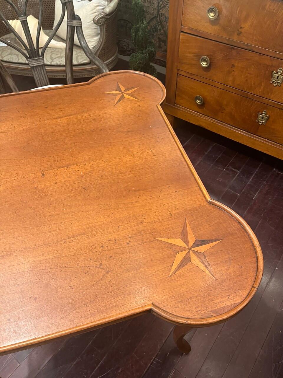 Tavolo da gioco italiano in stile Queen Anne con intarsi a stella in ottime condizioni vintage.