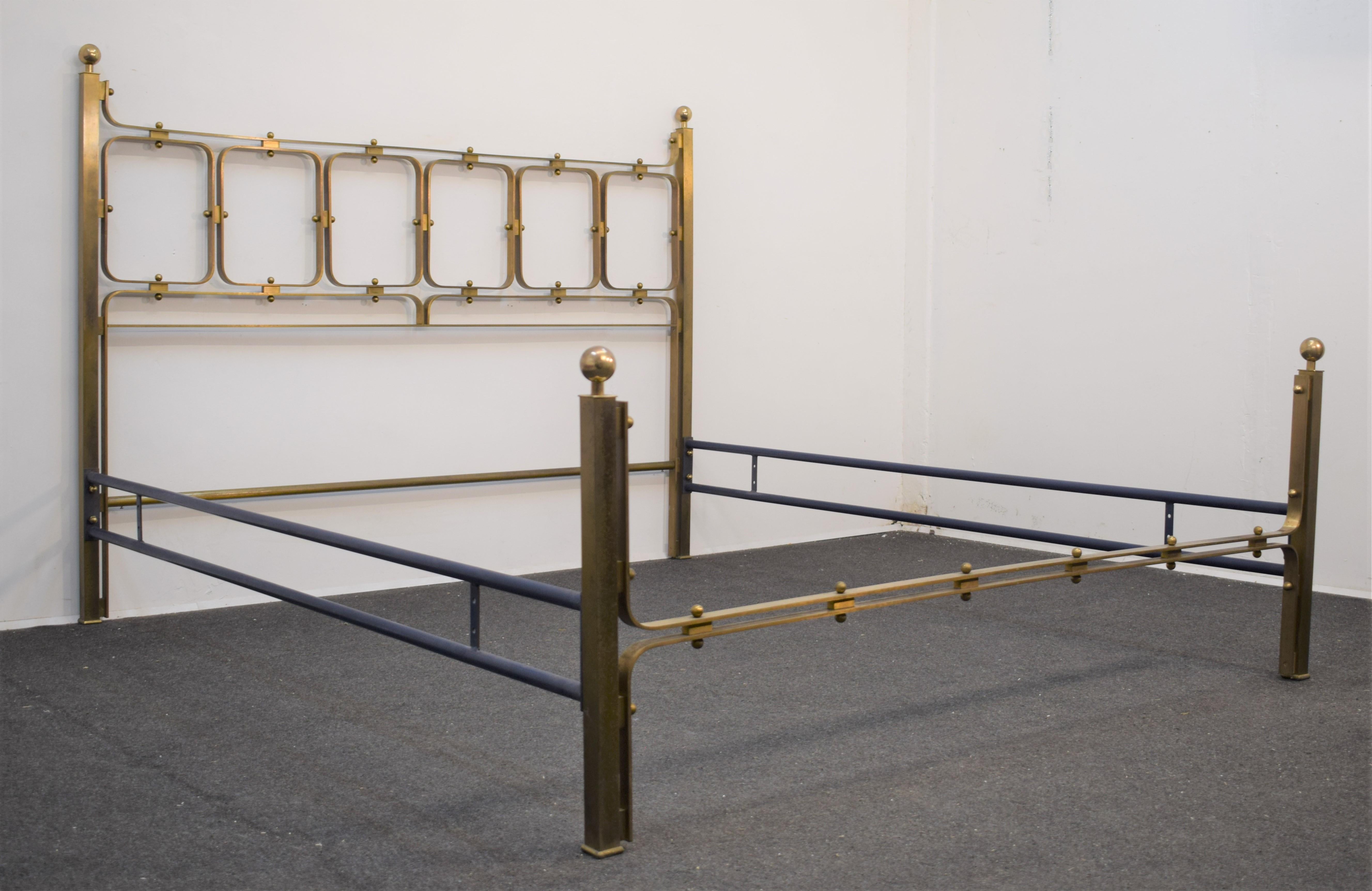 Italian queen bed, Osvaldo Borsani attributed, brass and metal, 1960s.

Dimensions of mattress: 195 cm x 170 cm.
