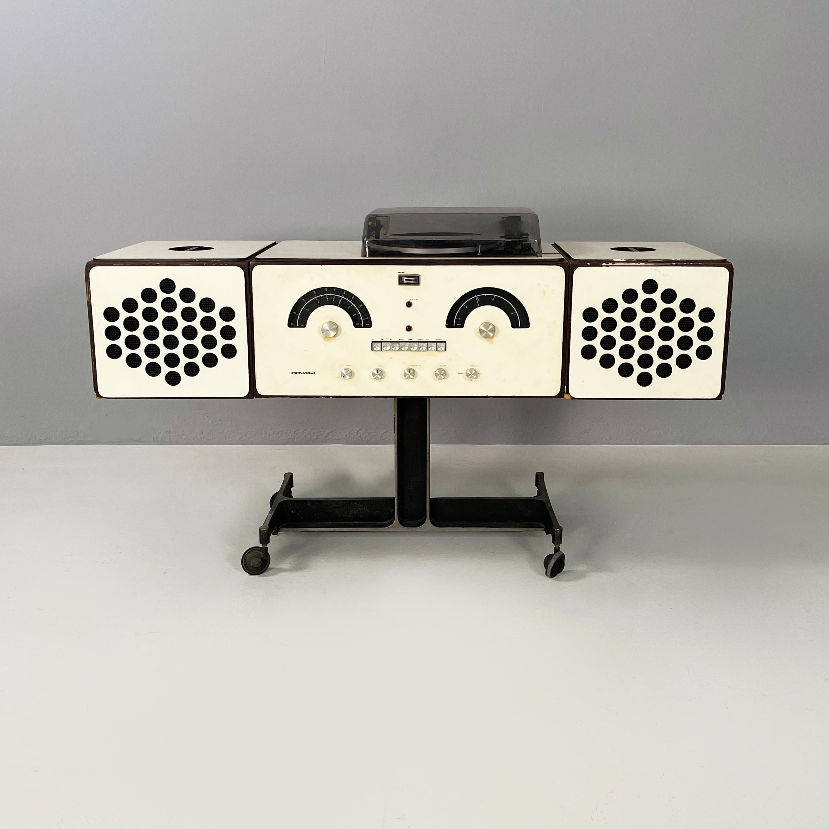 Italian mid-century modern Radio phonograph and record player RR126 by Achille and Pier Giacomo Castiglioni for Brionvega, 1960s
Radio phonograph and record player mod. RR126 with rectangular base in white-ivory painted wood with dark brown