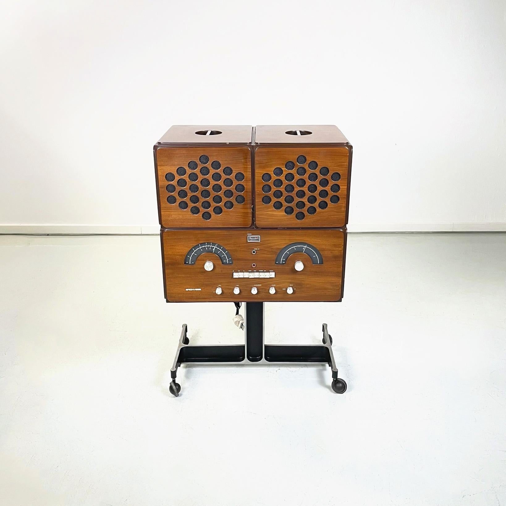 Moderner italienischer Radiophonograph RR126 und Plattenspieler von Castiglioni Brionvega, 1960er Jahre
Radiophonograph RR126 und Plattenspieler mit rechteckigem Sockel, aus Holz mit dunkelbraunen Profilen. Es gibt zwei Soundboxen, die oben oder an