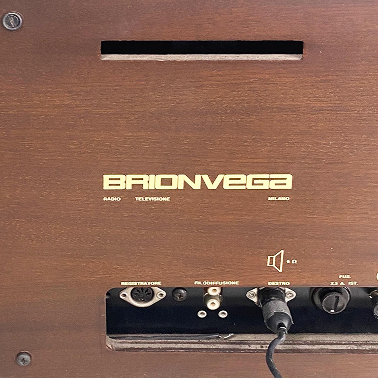 Italienischer Radiophonograph RR126 und Plattenspieler der Gebrüder Castiglioni für Brionvega, 1960er Jahre.
RR126 Radiophonograph und Plattenspieler mit einem rechteckigen Holzsockel mit dunkelbraunen Profilen. Es gibt zwei Lautsprecher, die über