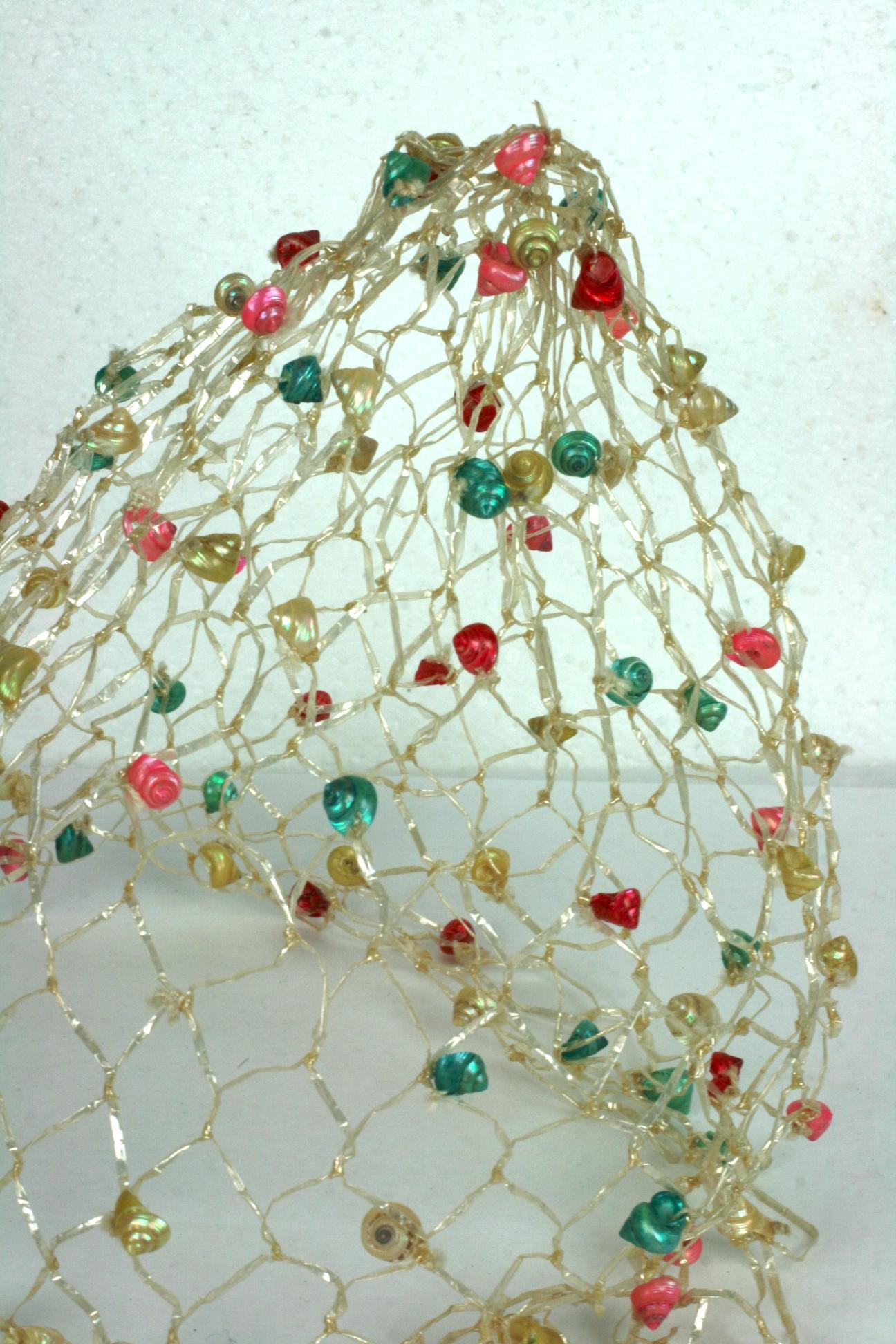 Italienische Raffia Crochet und Sea Shell Pointy Beach Cap aus den 1960er Jahren, als die Menschen Kleiderschränke für den Strand und Cabana tragen hatten. Handwerkliche und charmante italienische Manufaktur, handgehäkelt wie ein Netz mit