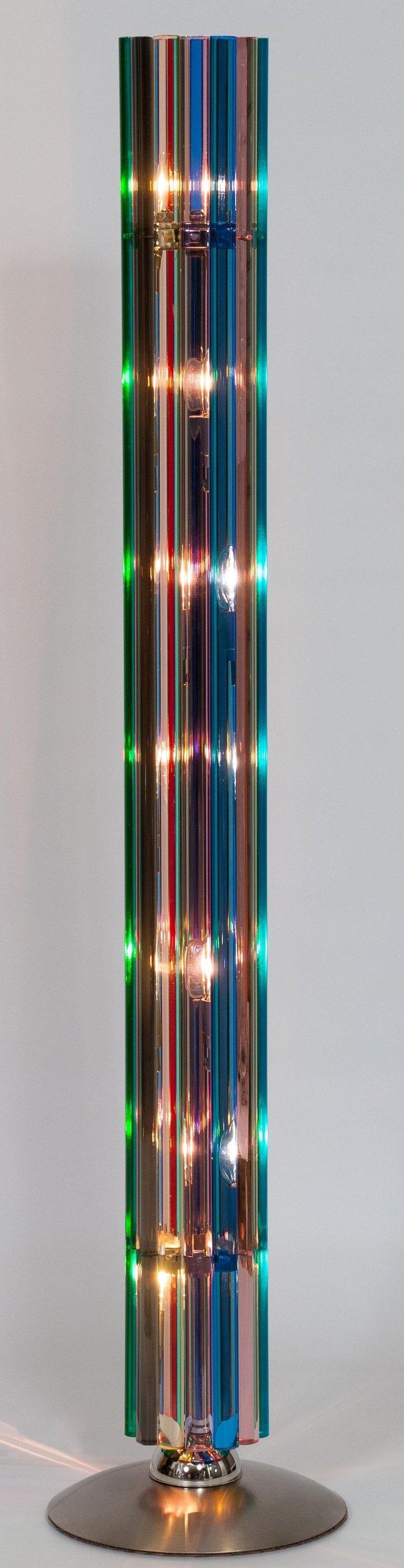 Lampe de table et lampadaire arc-en-ciel italien en verre soufflé de Murano, 1980, Venise.
Cet ensemble exceptionnel et unique est composé d'une lampe de table et d'un lampadaire. Les deux pièces ont été entièrement fabriquées à la main sur l'île