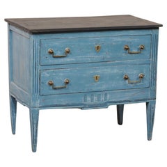 Italienische Kommode mit zwei Schubladen in blauem Finish und schwarzer Platte