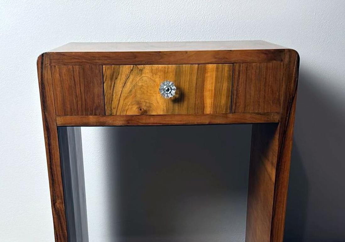 Racionalismo italiano Mesa auxiliar de nogal rubio con cajón en venta 4
